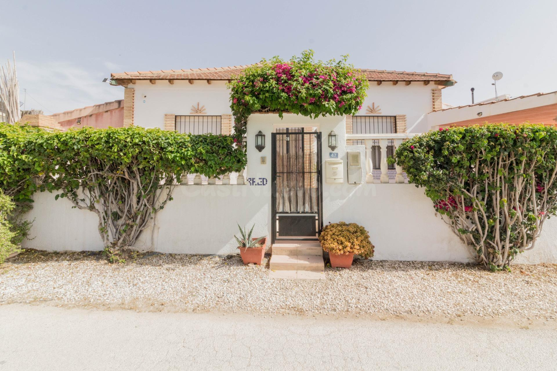 Chalet independiente con piscina y vistas a la huerta a 5 minutos de Orihuela