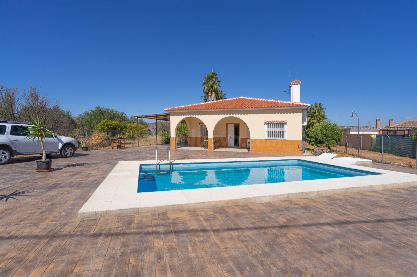 CHALET CON PISCINA, JARDIN Y GARAJE