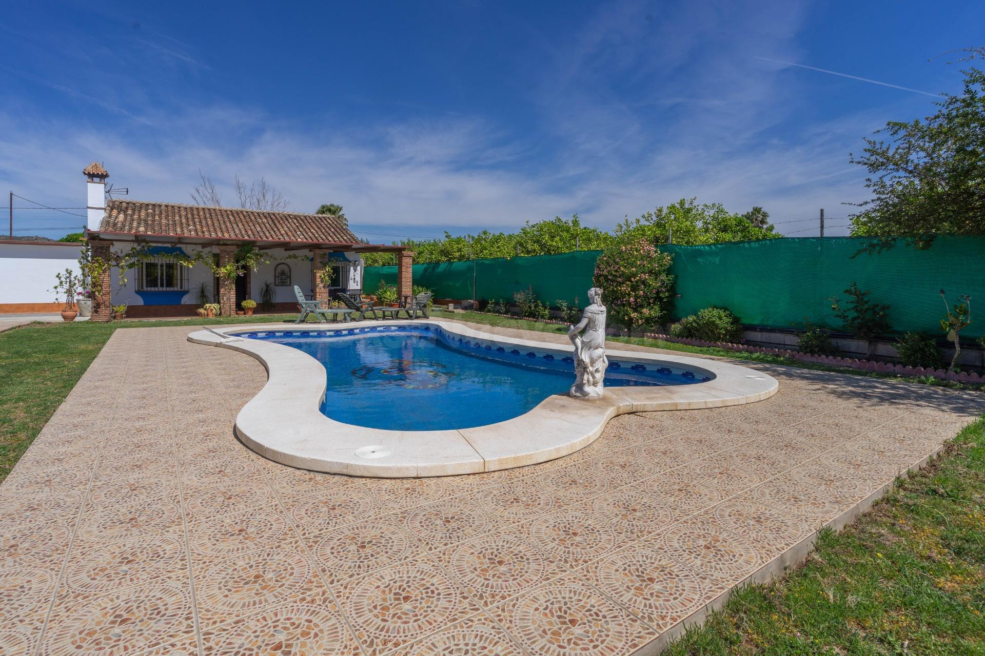 CASA DE CAMPO CON PISCINA, JARDIN CON CÉSPED Y TRASTERO