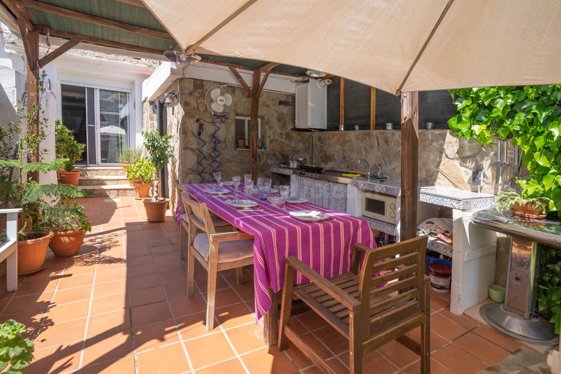 Casa con encanto con patio con barbacoa, terraza y apartamento separado