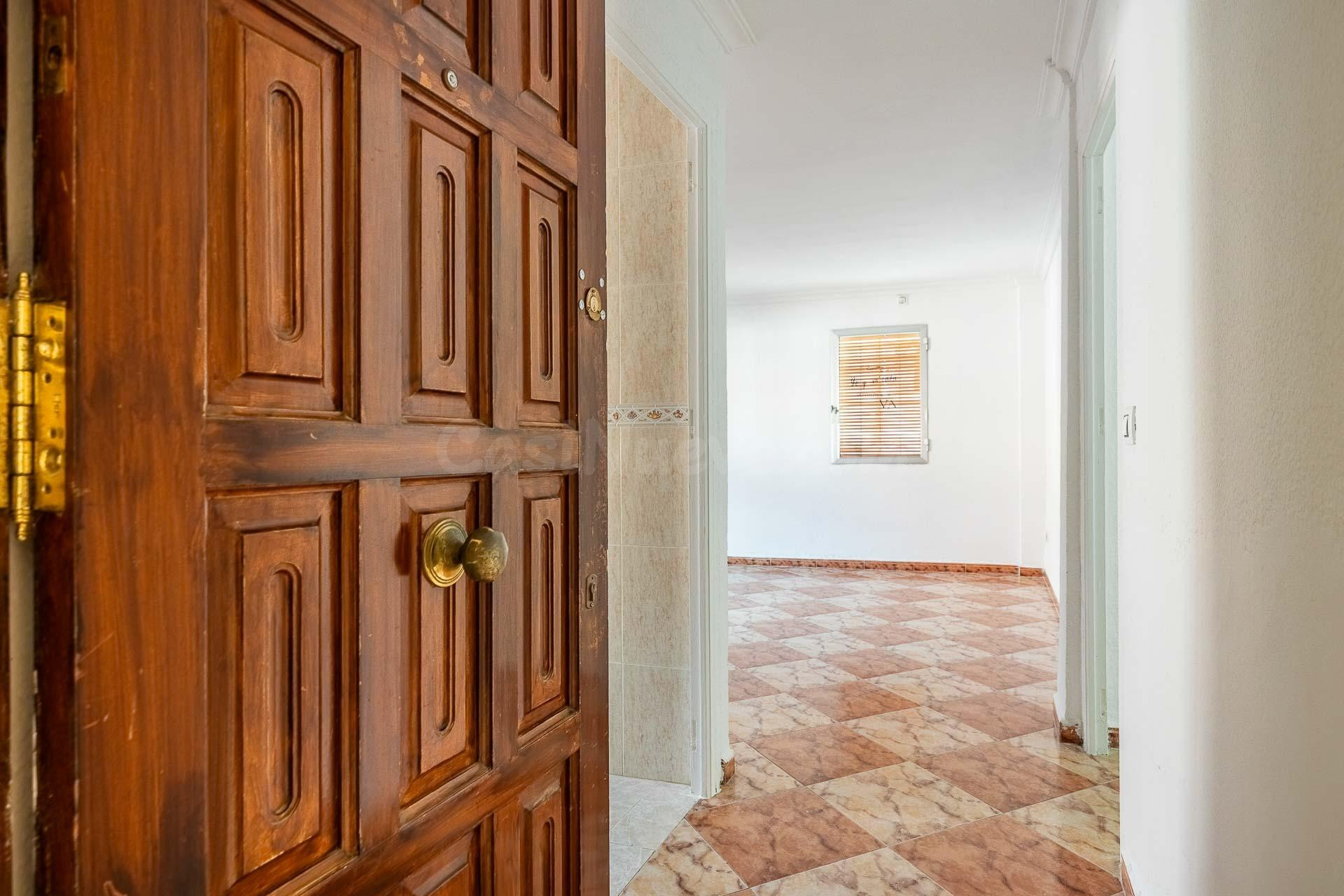 ¡Oportunidad en Alcalá de Guadaira! Piso con gran potencial - foto 2