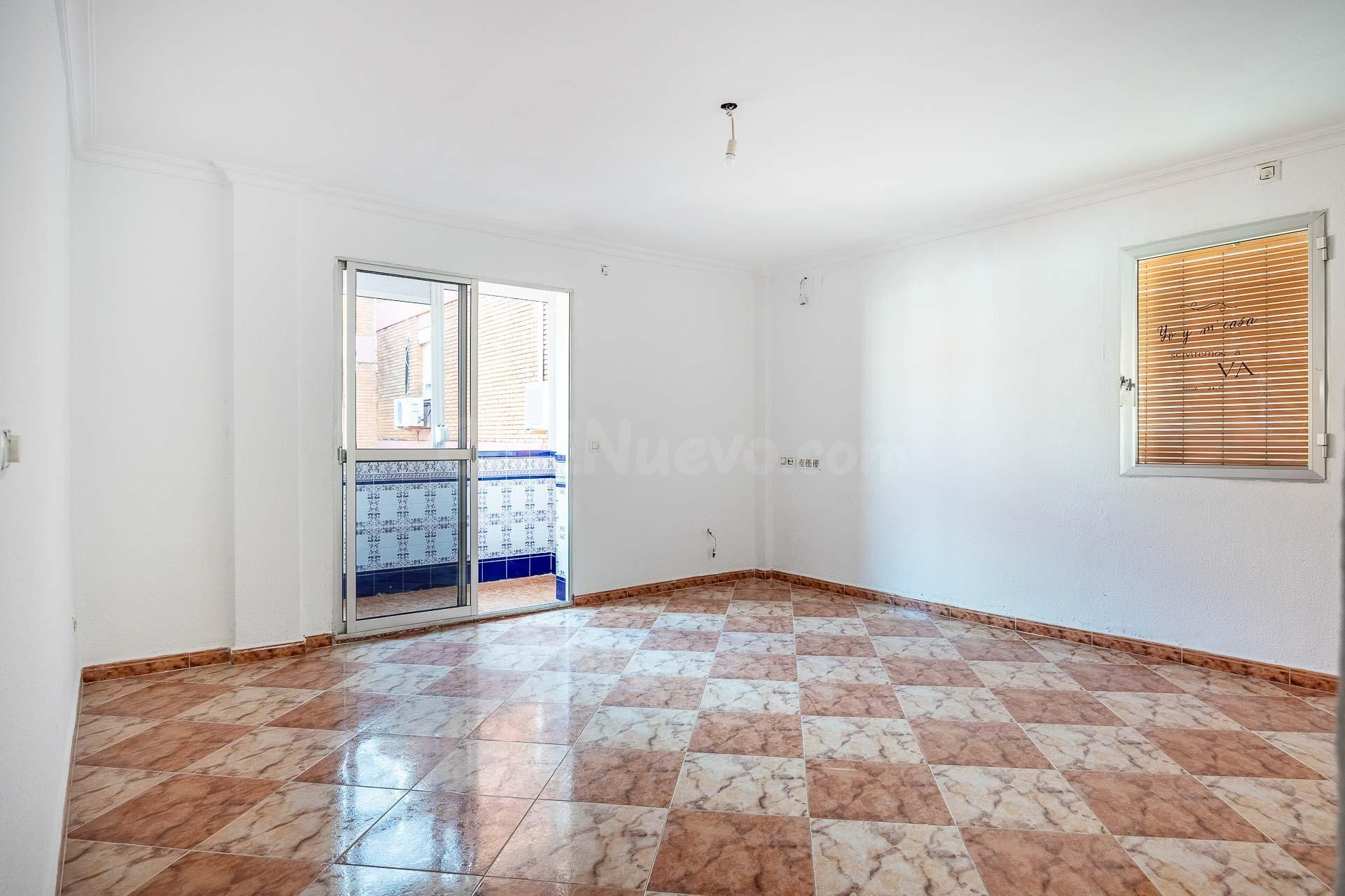 ¡Oportunidad en Alcalá de Guadaira! Piso con gran potencial - foto 3