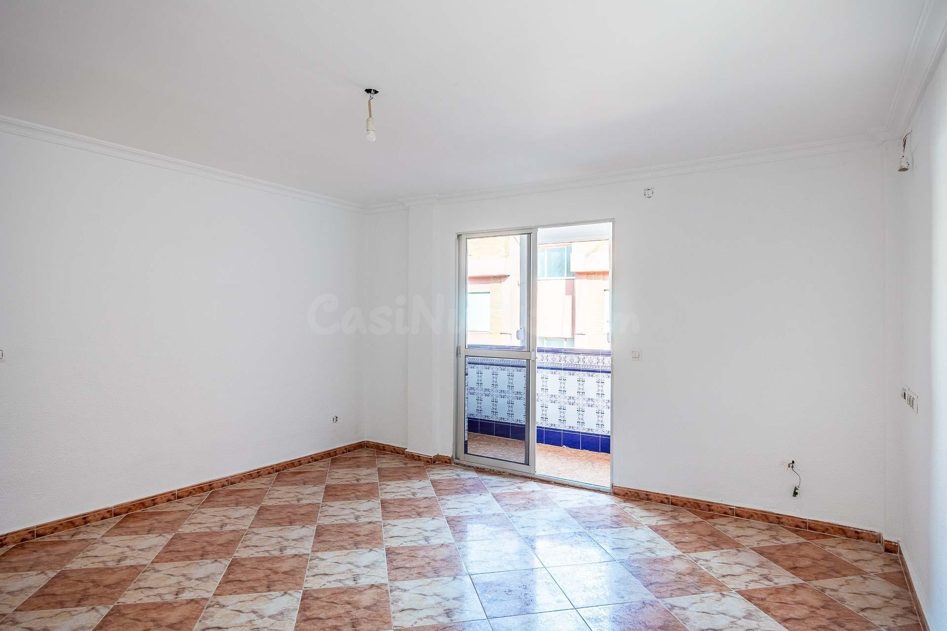 ¡Oportunidad en Alcalá de Guadaira! Piso con gran potencial - foto 4