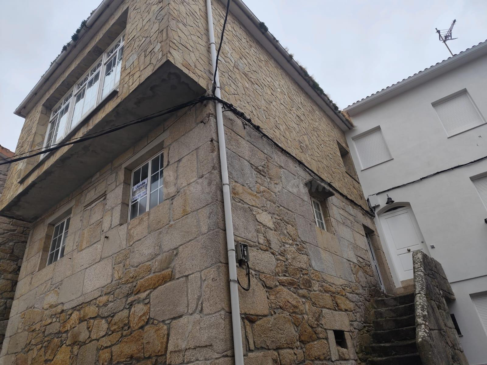 Se vende casa en Rehabilitación en centro de Laxe