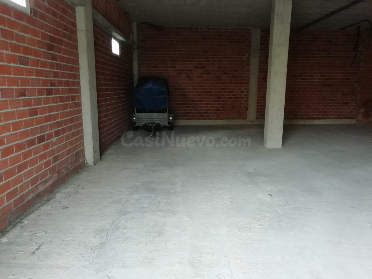 Se alquila bajo en el centro de Coristanco
