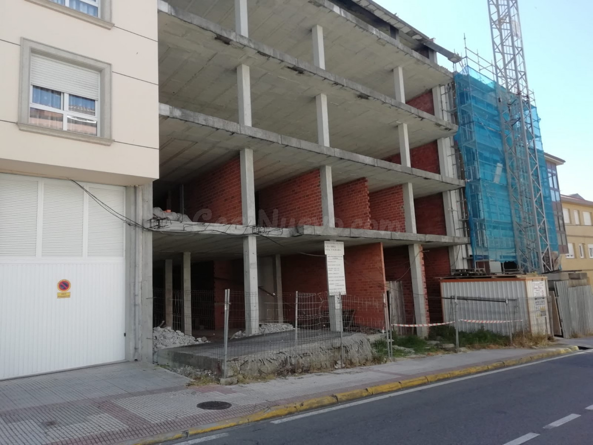 Edificio en construcción en el Centro de Laxe