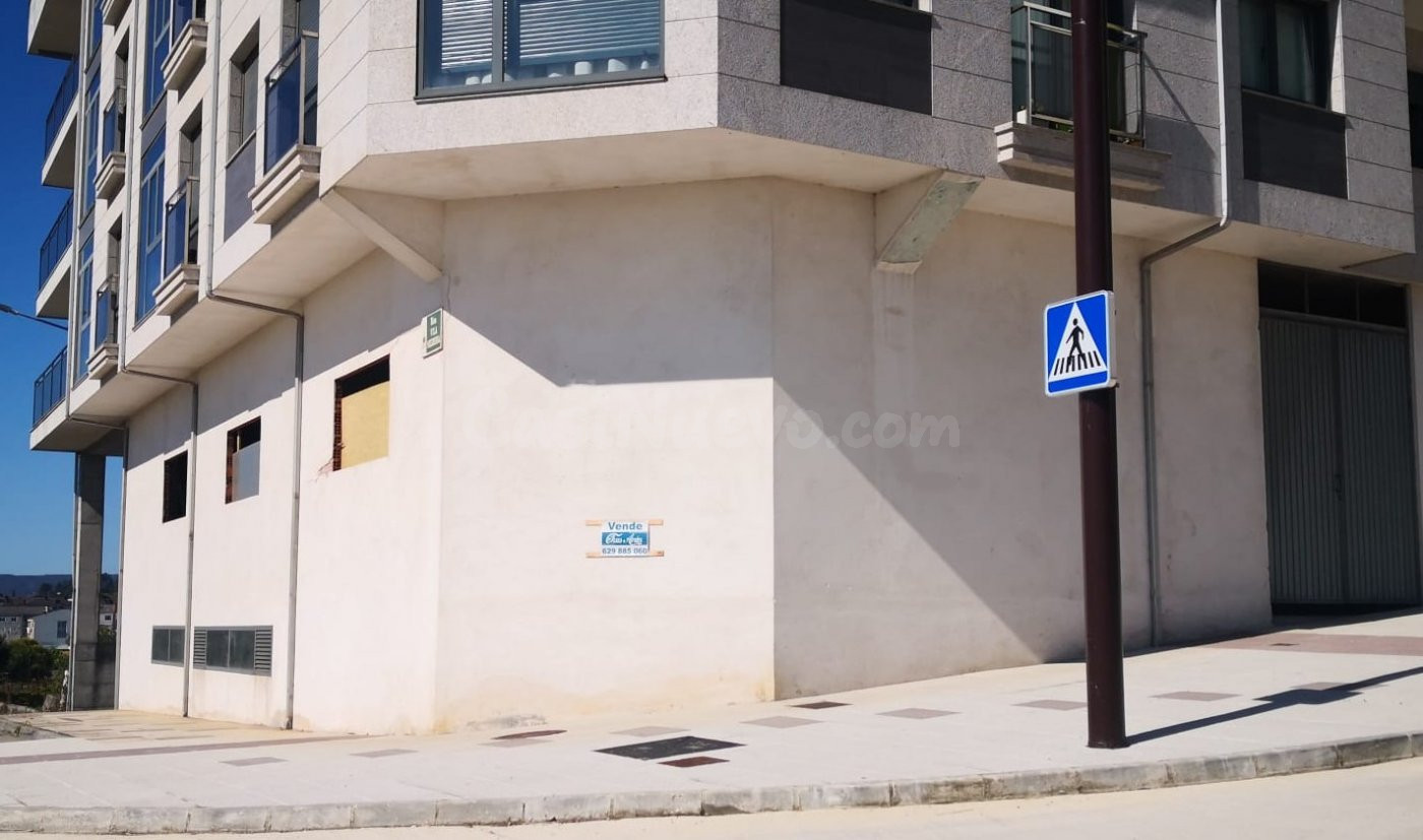 Bajo comercial en Esquina Villa Corcubión con Villa de Negreira