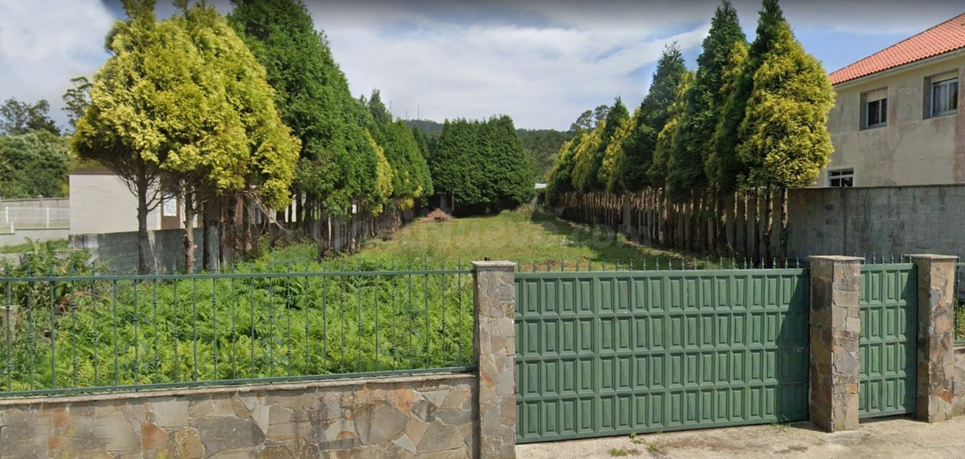 Finca urbana con cierre en Leiloio - Malpica