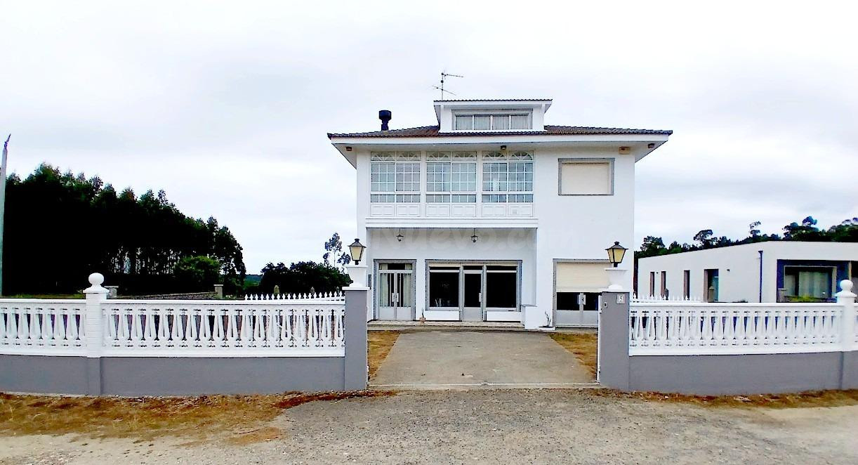 Casa con finca 3300m2 en Pazos  - Ponteceso