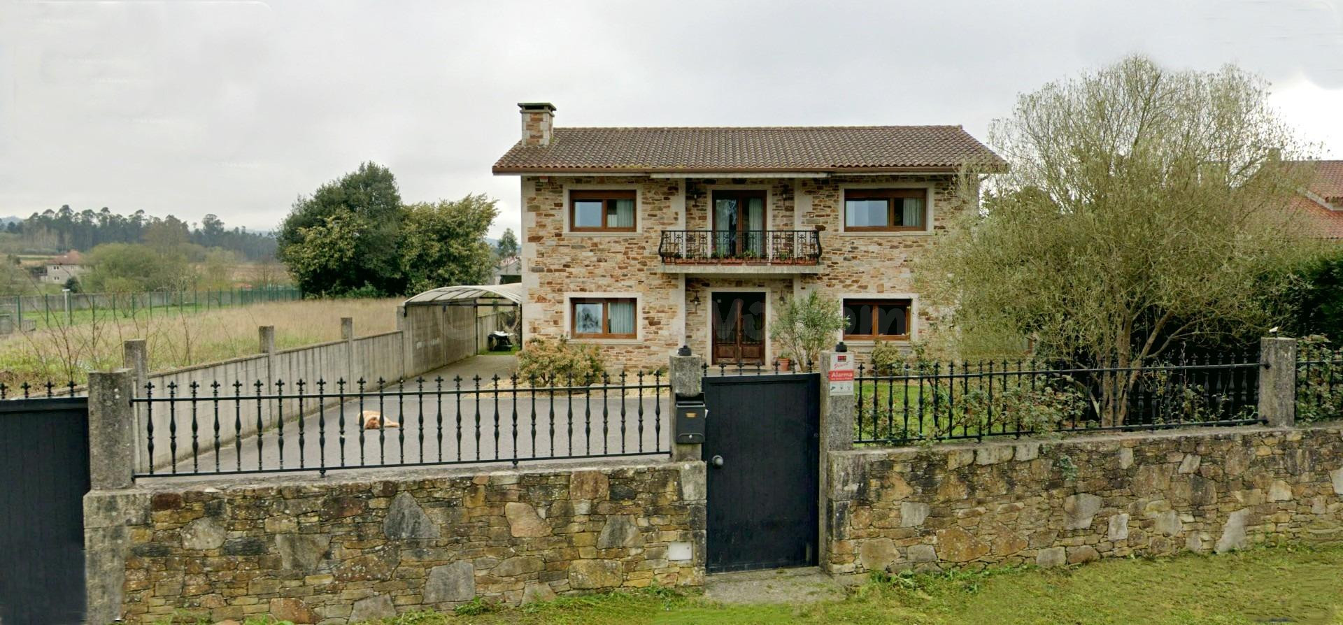 Excelente casa con finca de 2300 metros en Carballo