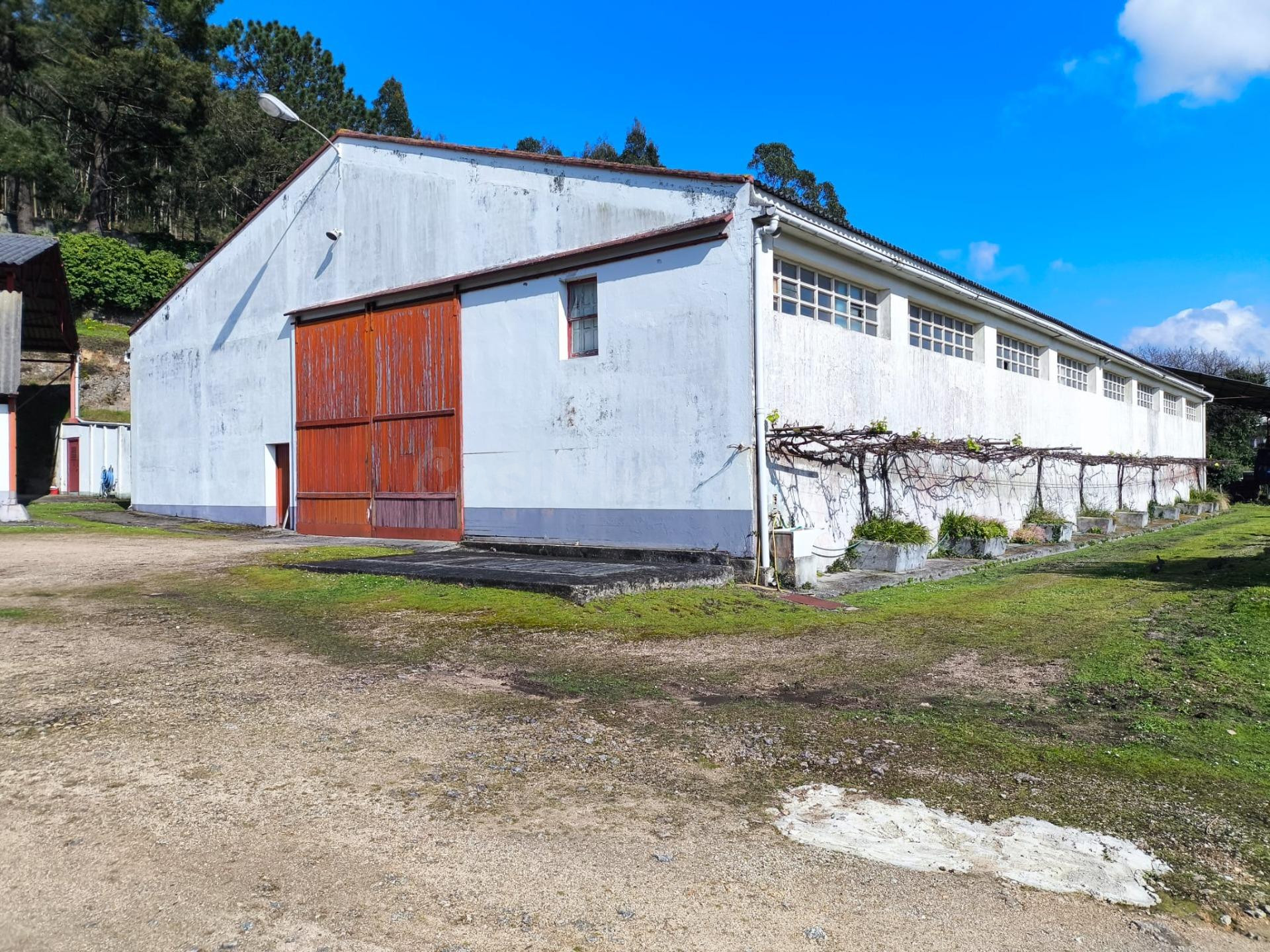 Se vende propiedad con naves, casas y terreno en Froxel, Arteixo