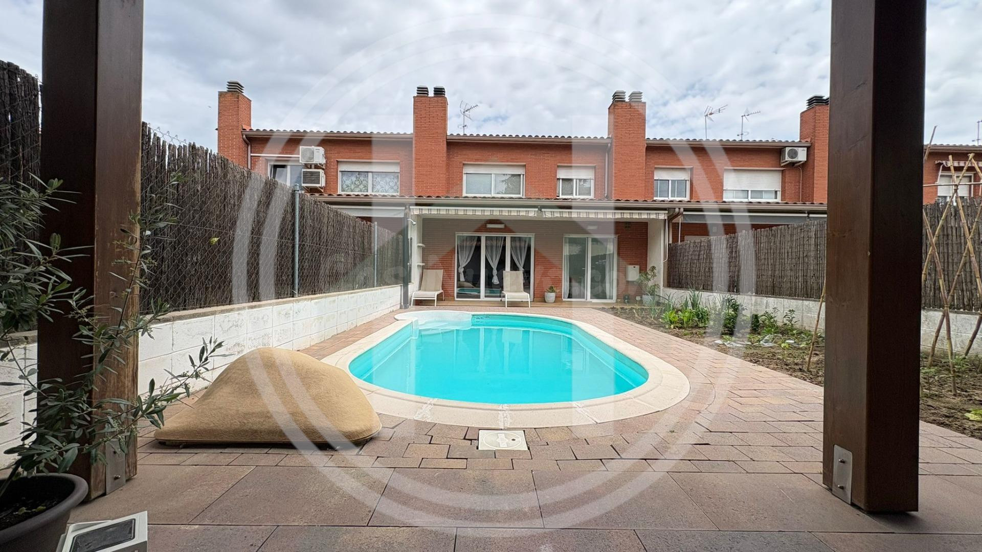 Exclusiva casa con jardín y piscina en La Serreta, Cardedeu: amplitud, tranquilidad y calidad de vida