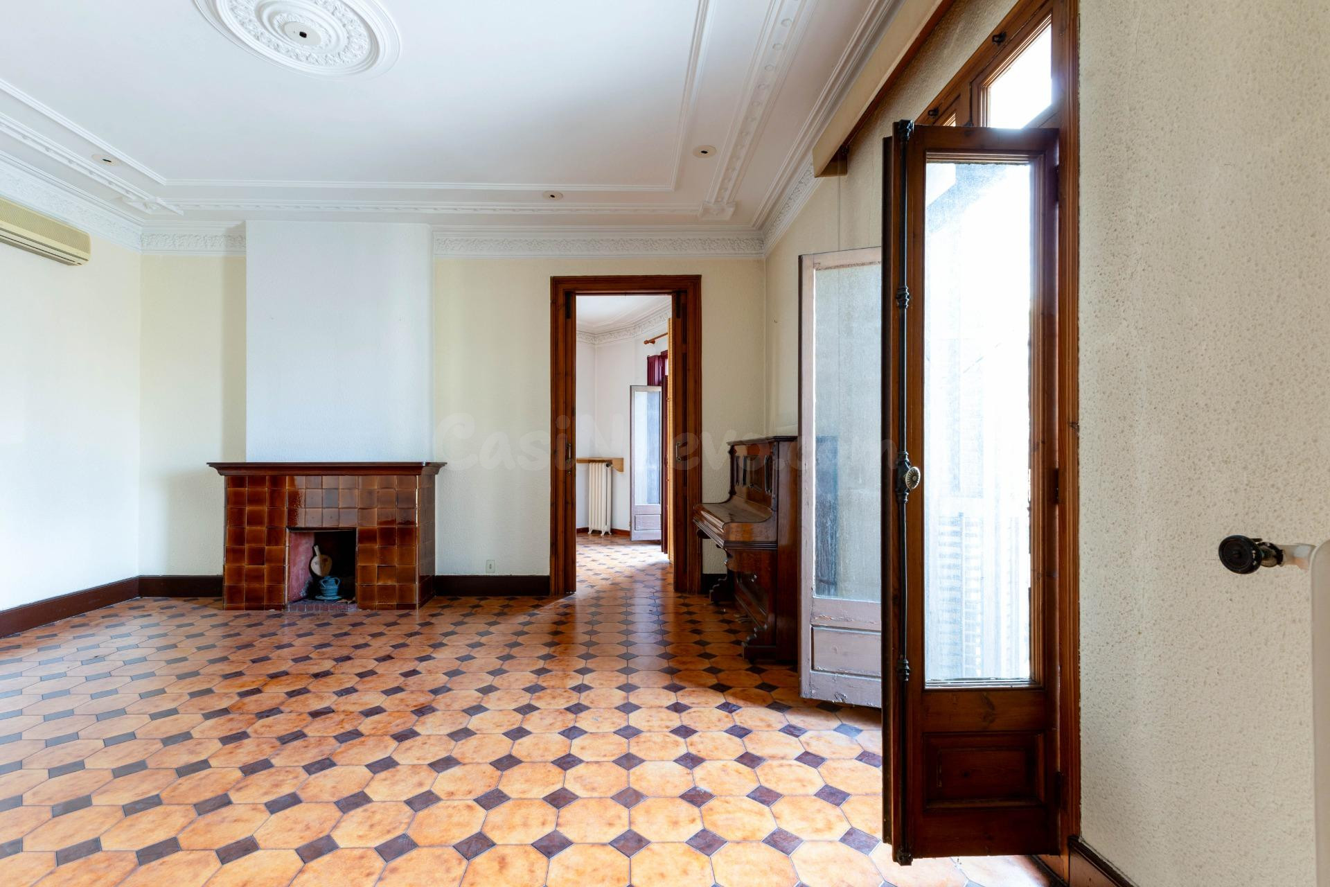 Inmobiliaria en Barcelona . Venta de piso finca regia en Ens - foto 2