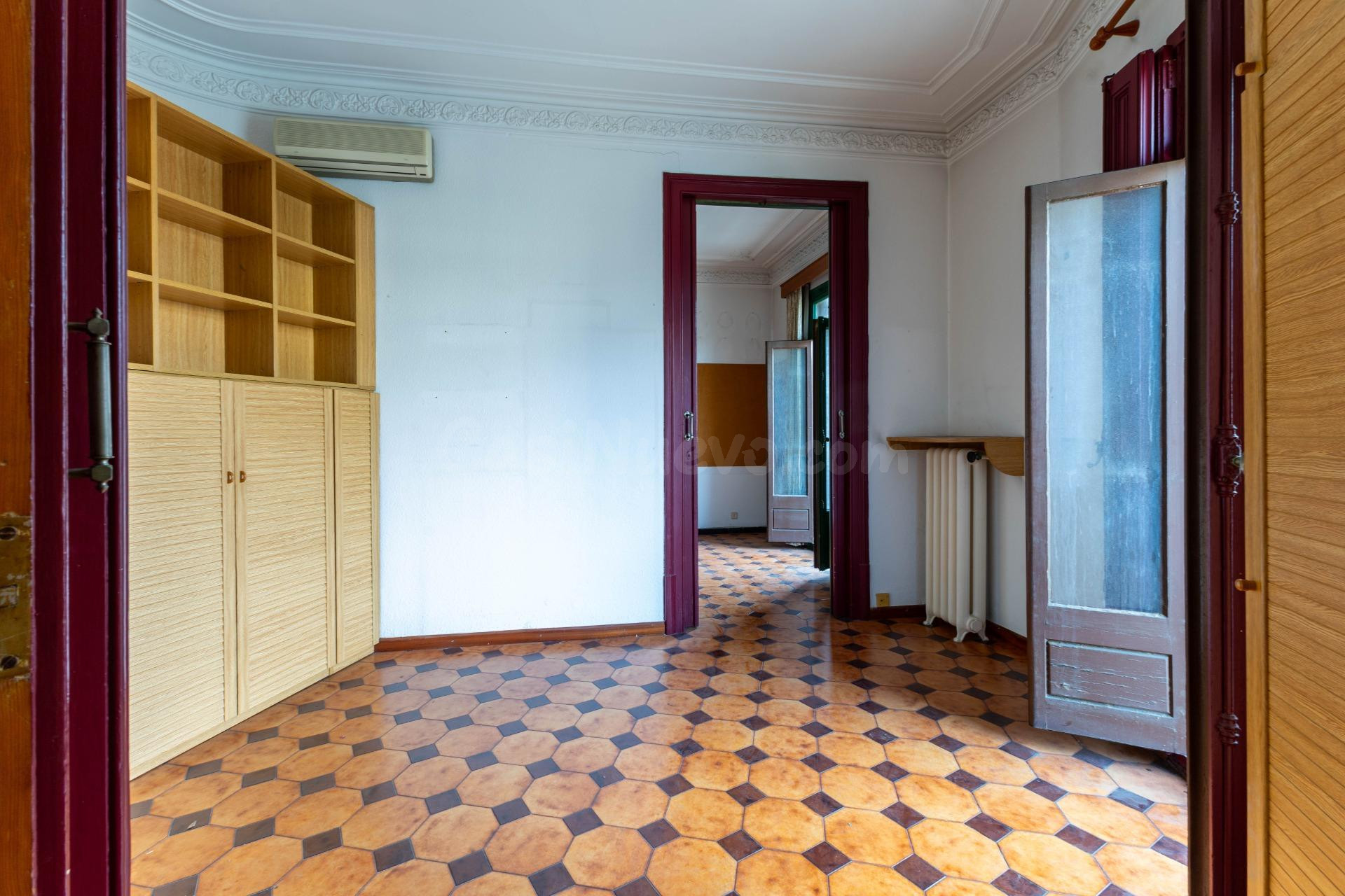 Inmobiliaria en Barcelona . Venta de piso finca regia en Ens - foto 3