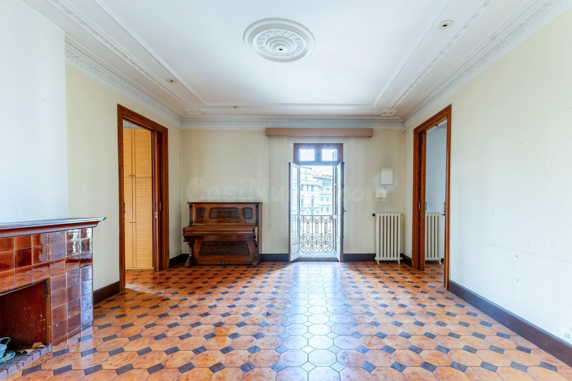 Inmobiliaria en Barcelona . Venta de piso finca regia en Ens - foto 4