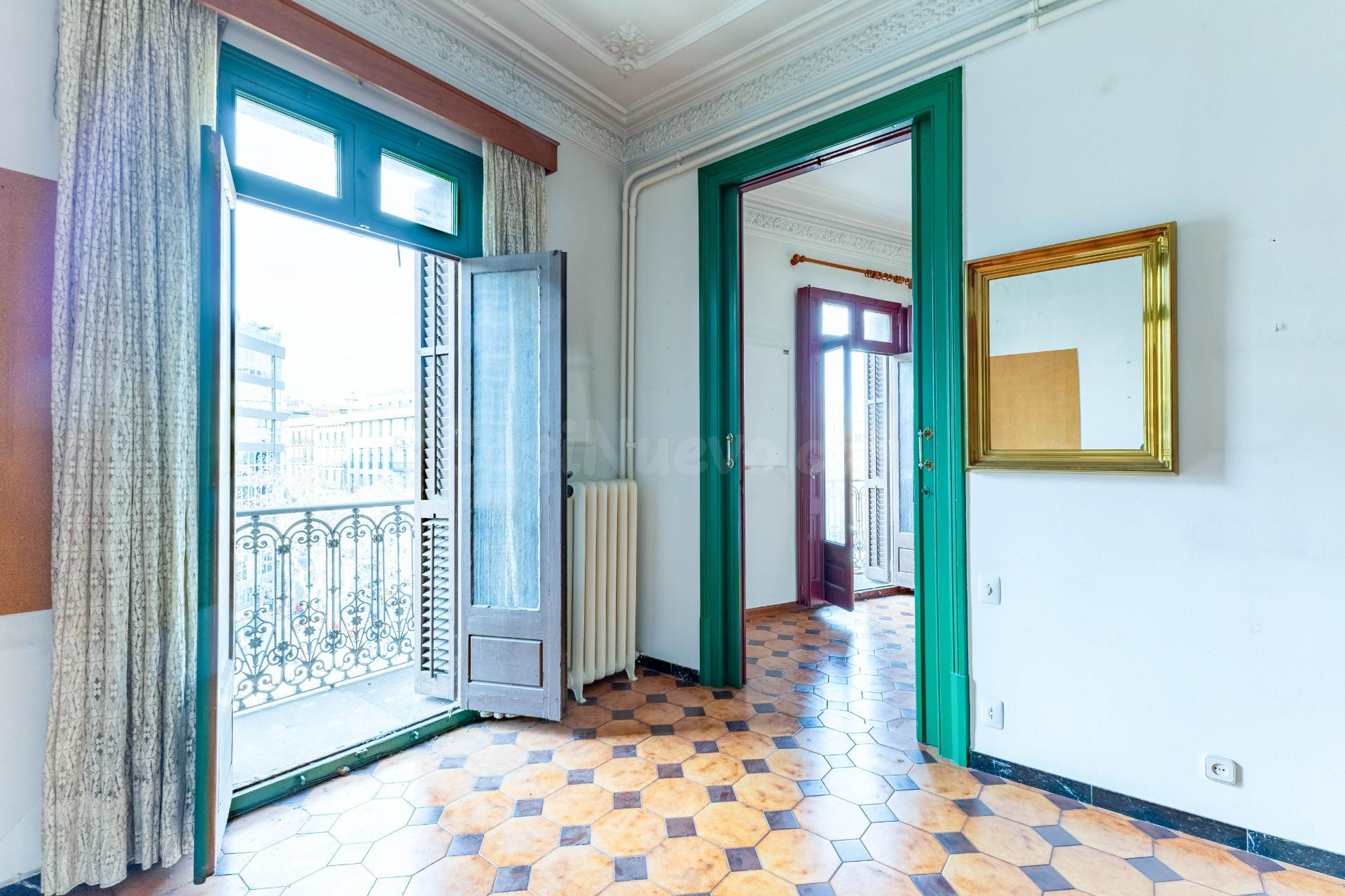 Inmobiliaria en Barcelona . Venta de piso finca regia en Ens - foto 5