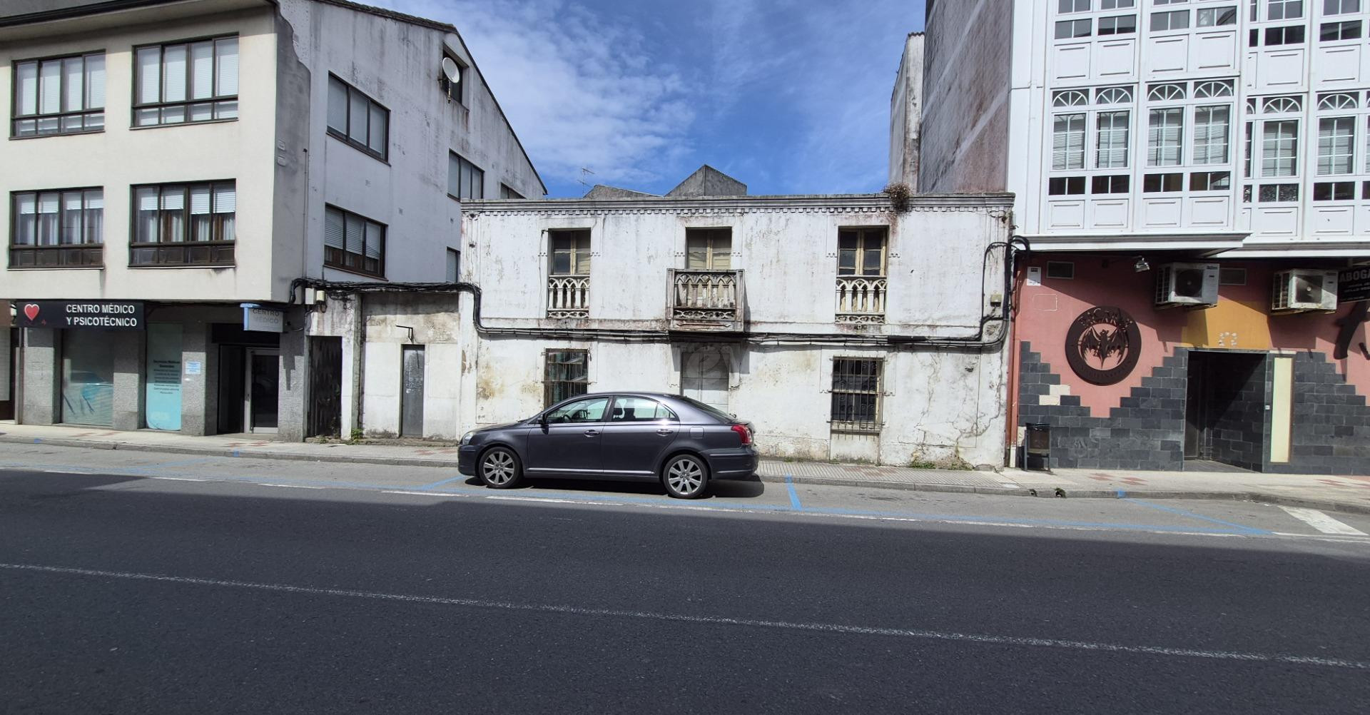 Antigua casa para restaurar en el centro de A Laracha