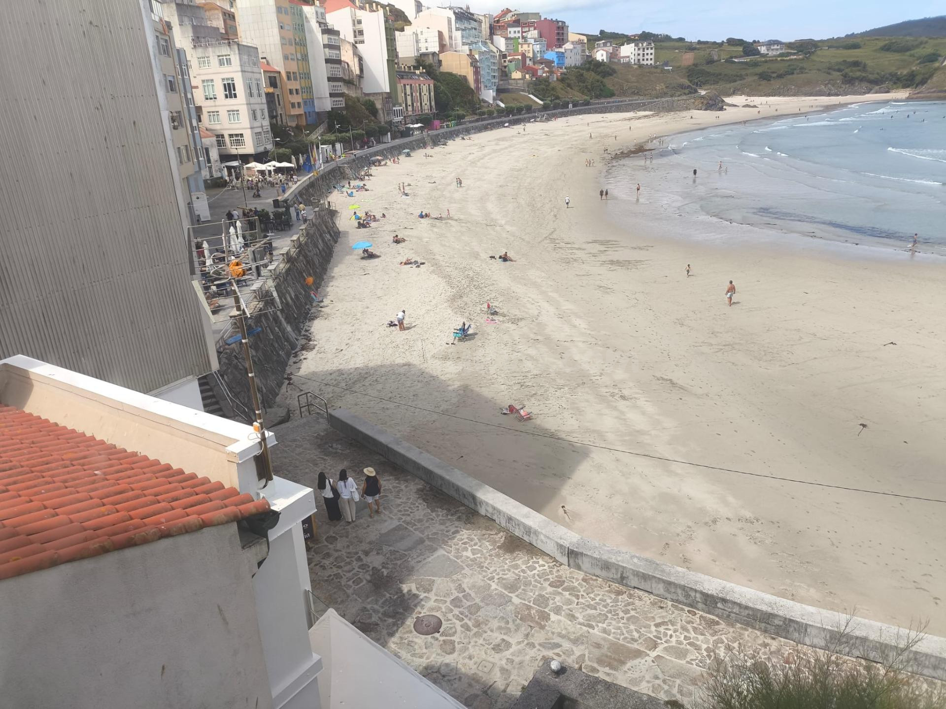 Acogedor Piso con Terraza y Terreno en Malpica - ¡Tu Refugio Perfecto!