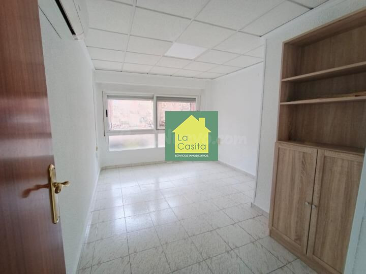 LA CASITA INMOBILIARIA VENDE ENTREPLANTA ZONA FERIA-CENTRO