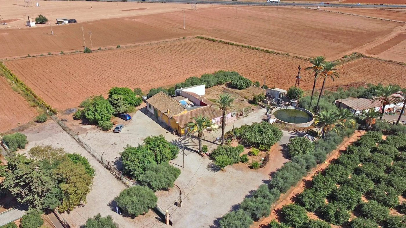 FINCA DE 37.000 M2 CON 3 VIVIENDAS DE MAS DE 700 M2