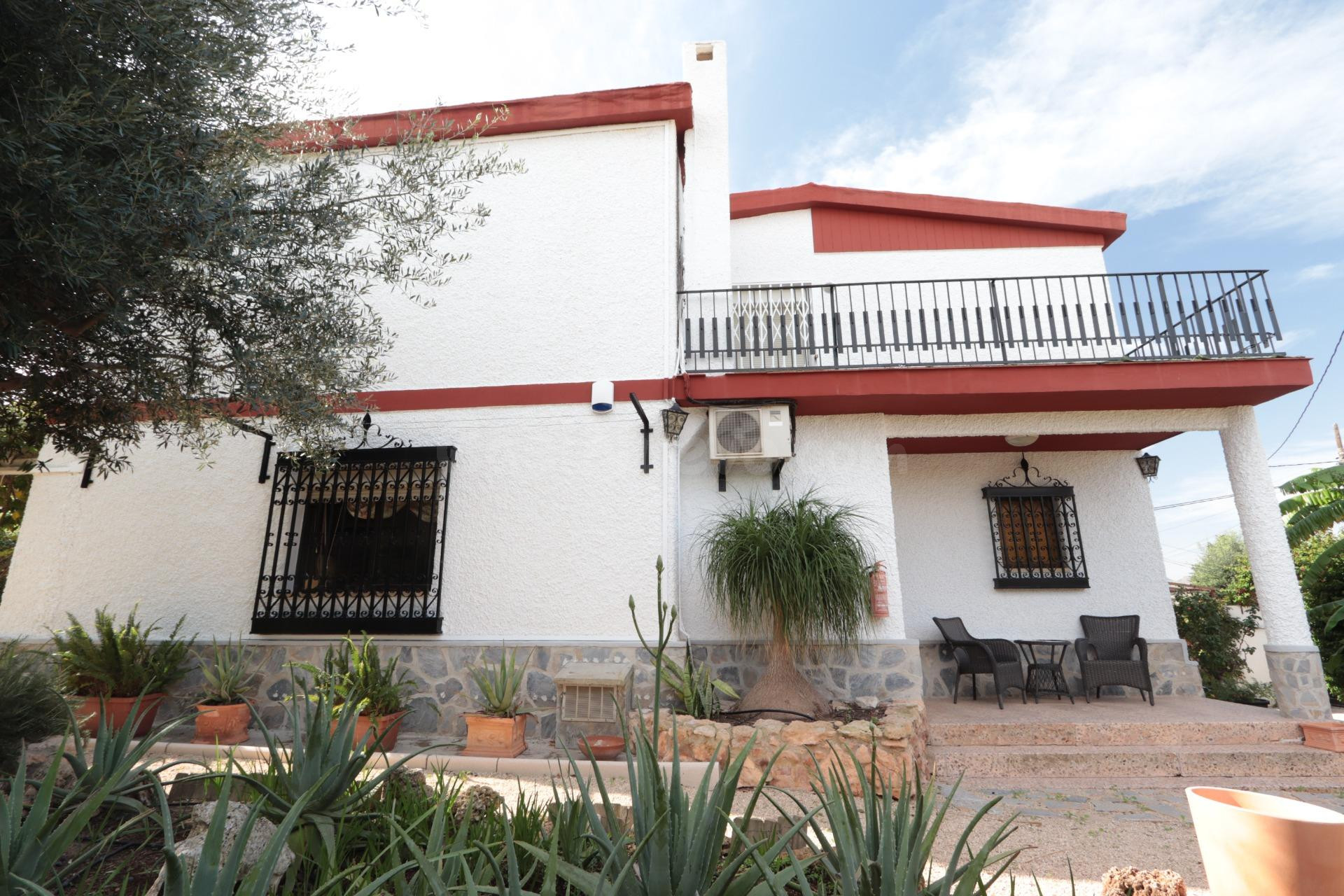 CHALET INDEPENDIENTE EN TENTEGORRA DE MAS DE 600 M2 DE PARCELA