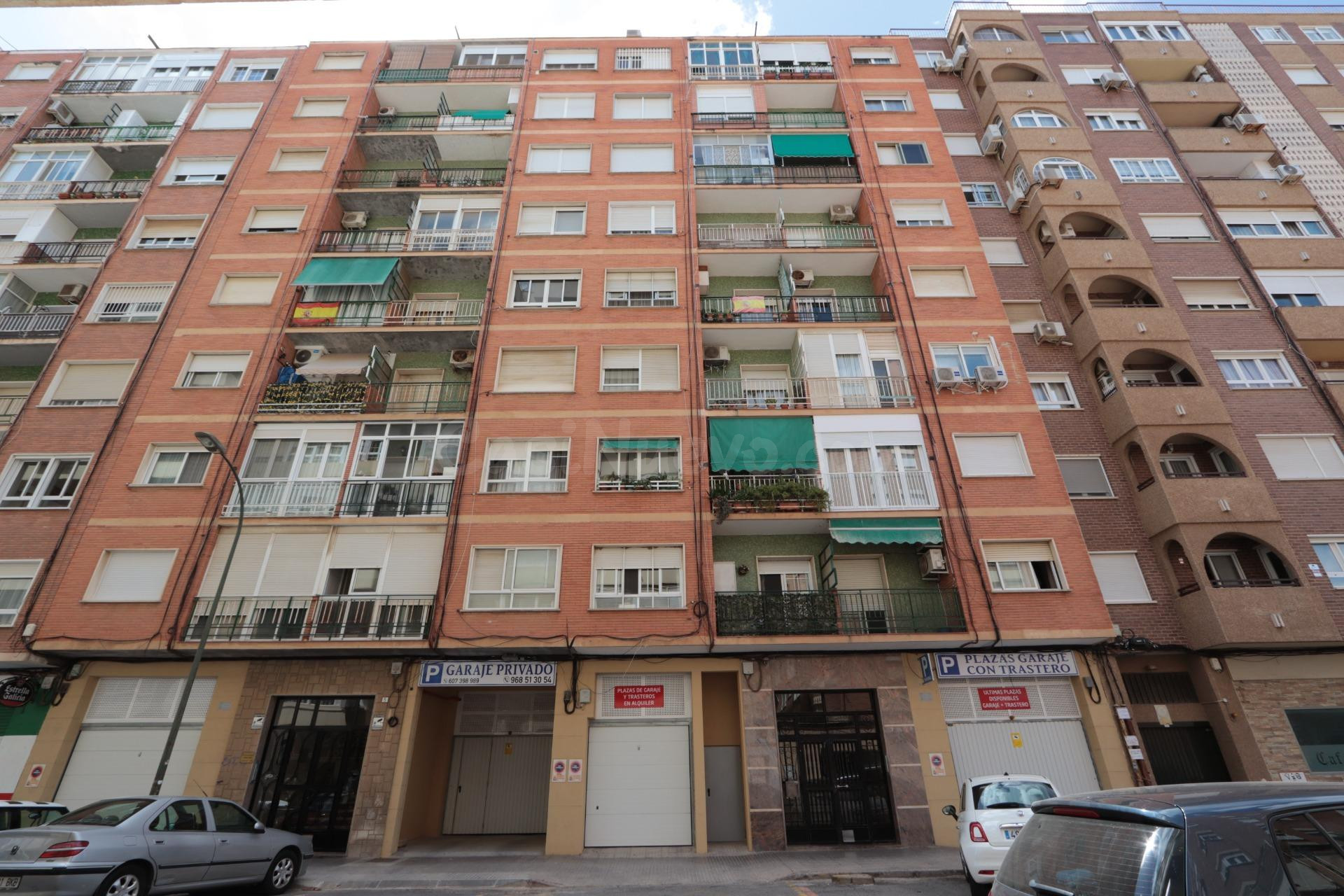 Estupendo piso alto con plaza de garaje próximo a Plaza de España de 4 dormitorios y 2 baños