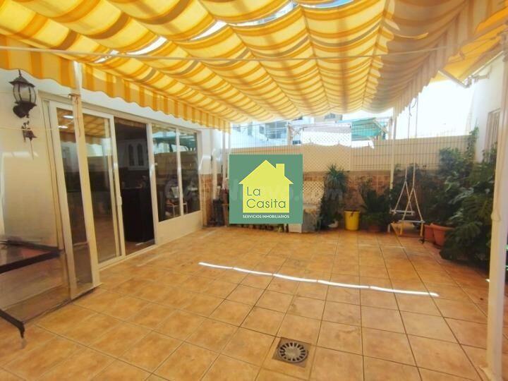 SE VENDE PRECIOSO PISO CON PATIO EN ZONA FERIA