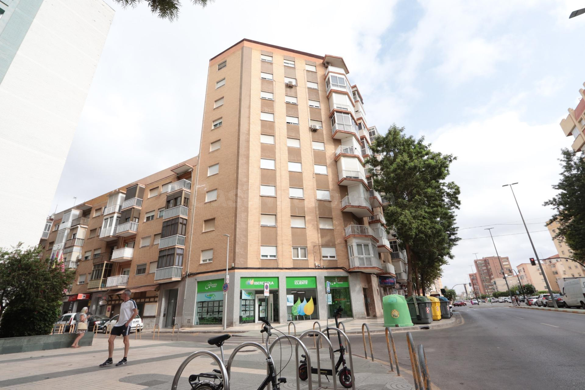Magnífica vivienda en Ángel Bruna, haciendo esquina, de 4 dormitorios y 2 baños