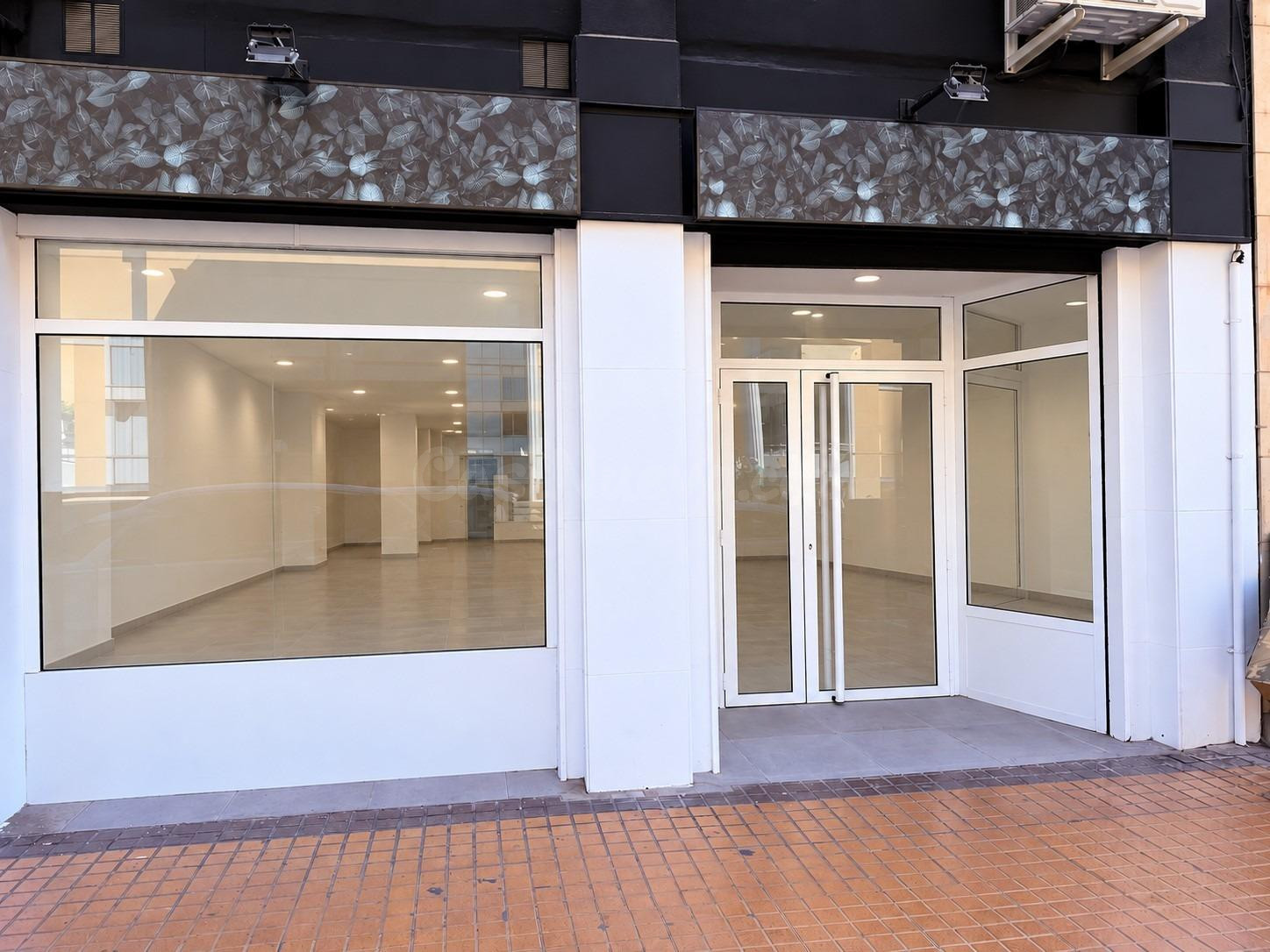 LOCAL COMERCIAL REFORMADO, MUY VISIBLE Y EN UNA DE LAS ZONAS CON MAYOR PASO DE PEATONES