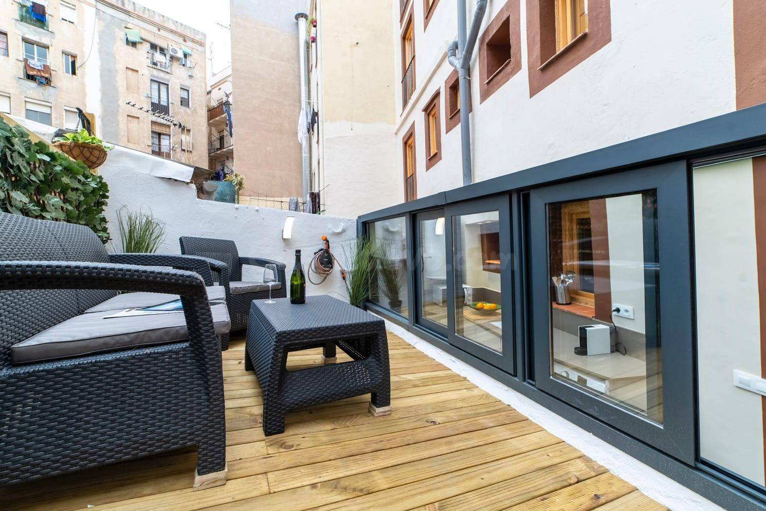 Piso de diseño con terraza privada y ascensor en el Raval – Alquiler temporal (31 días a 12 meses) NO ES LARGA ESTANCIA