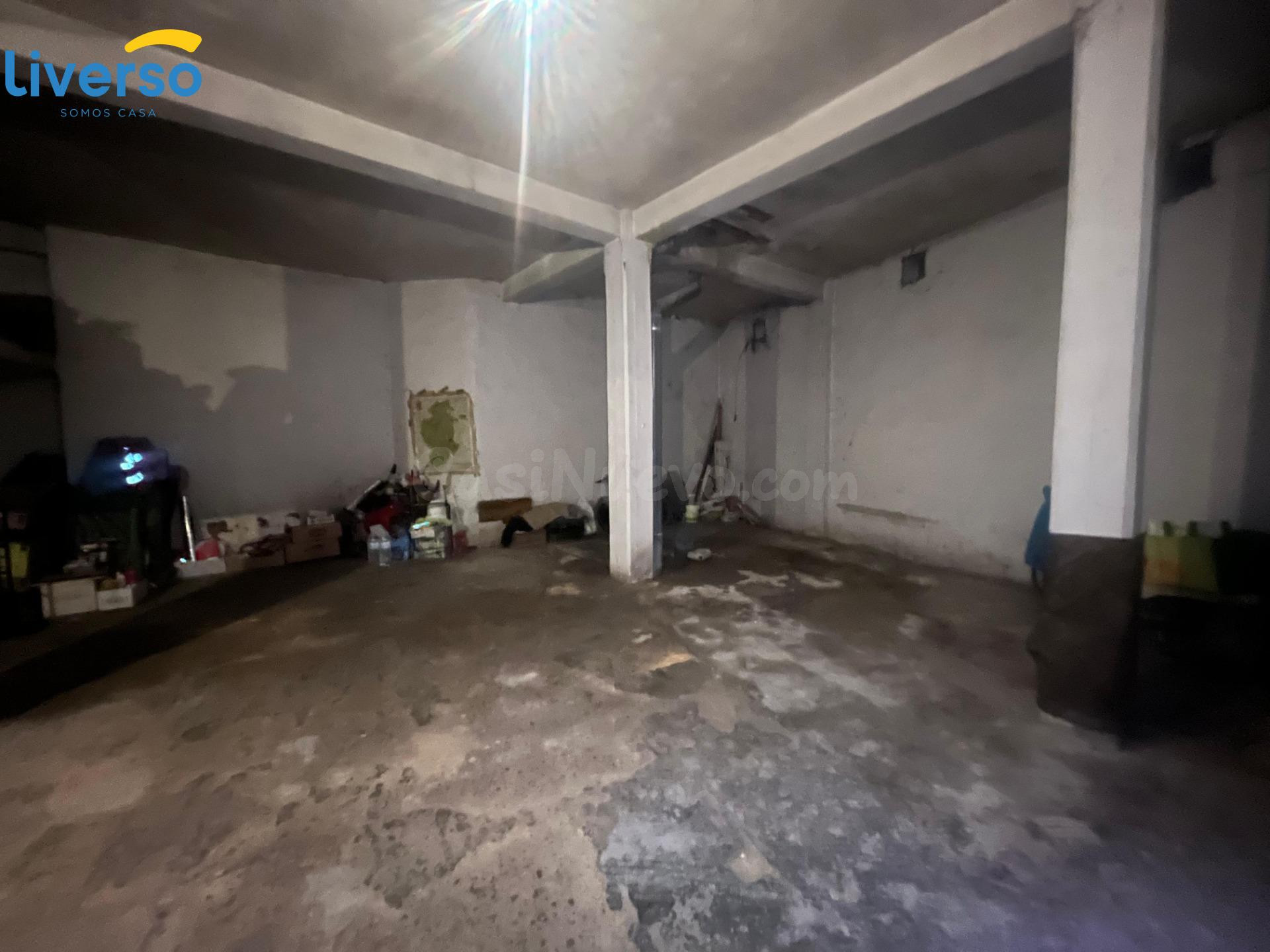 Garaje en venta en Calle Hospicio – Amplio, seguro y con esp - foto 2