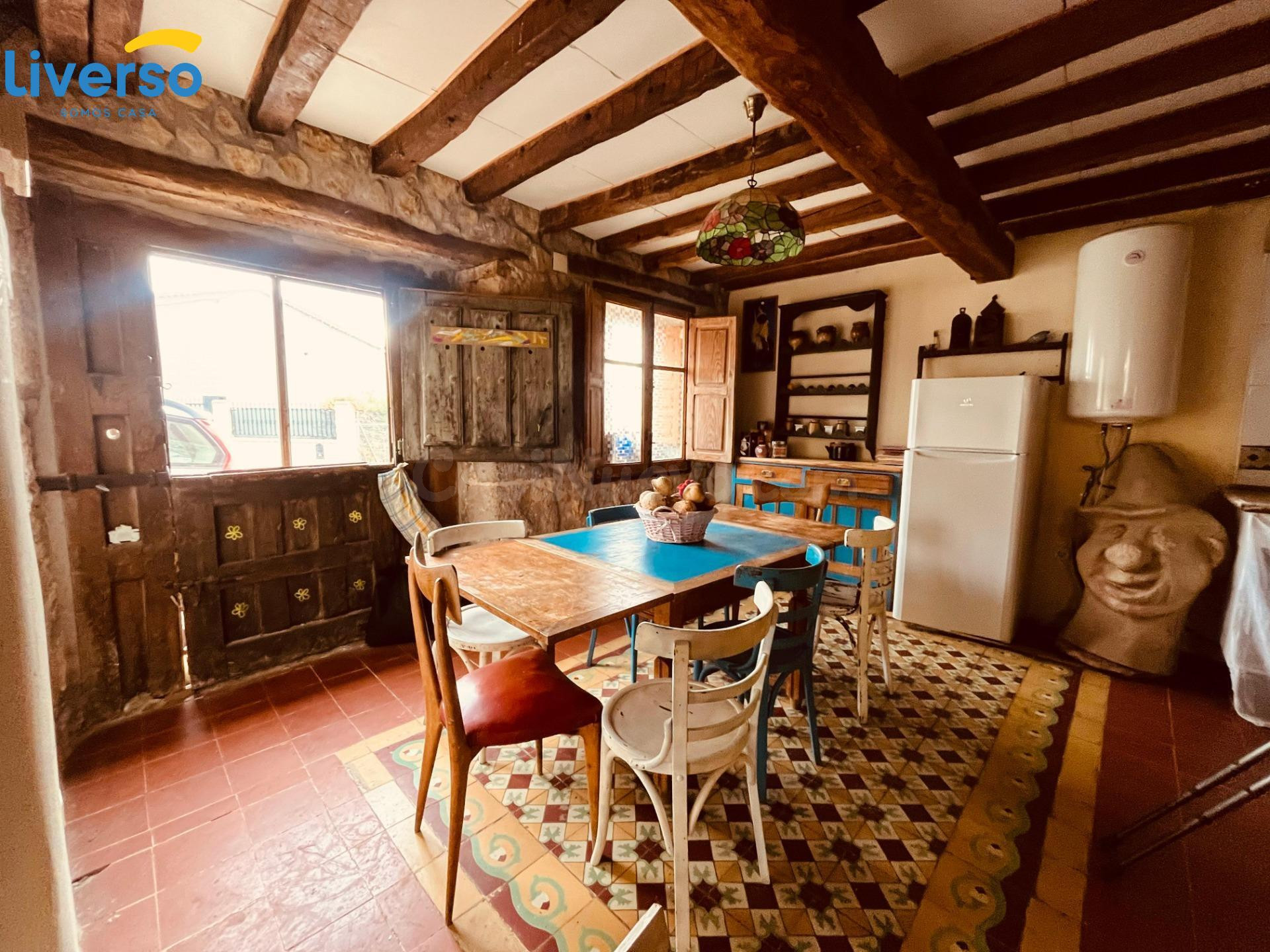 Casa rural con encanto en Humienta (Revillaruz), a 10 min de Burgos, con terraza y edificación auxiliar