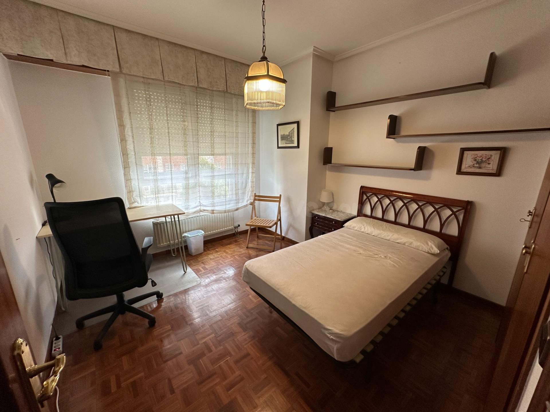 Habitación con escritorio en Avenida de la Paz — TODOS los gastos incluidos