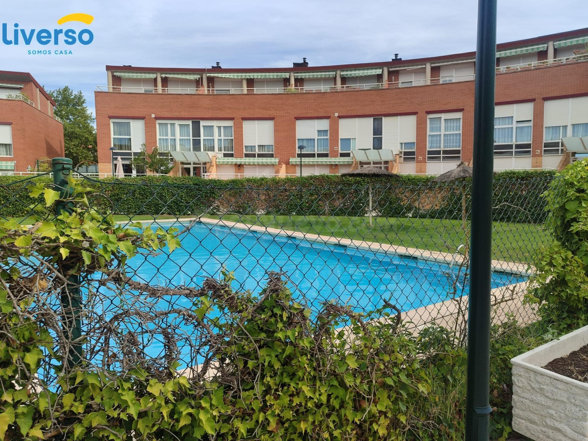 SE alquila espectacular piso en urbanización cerrada con piscina y canchas de baloncesto.