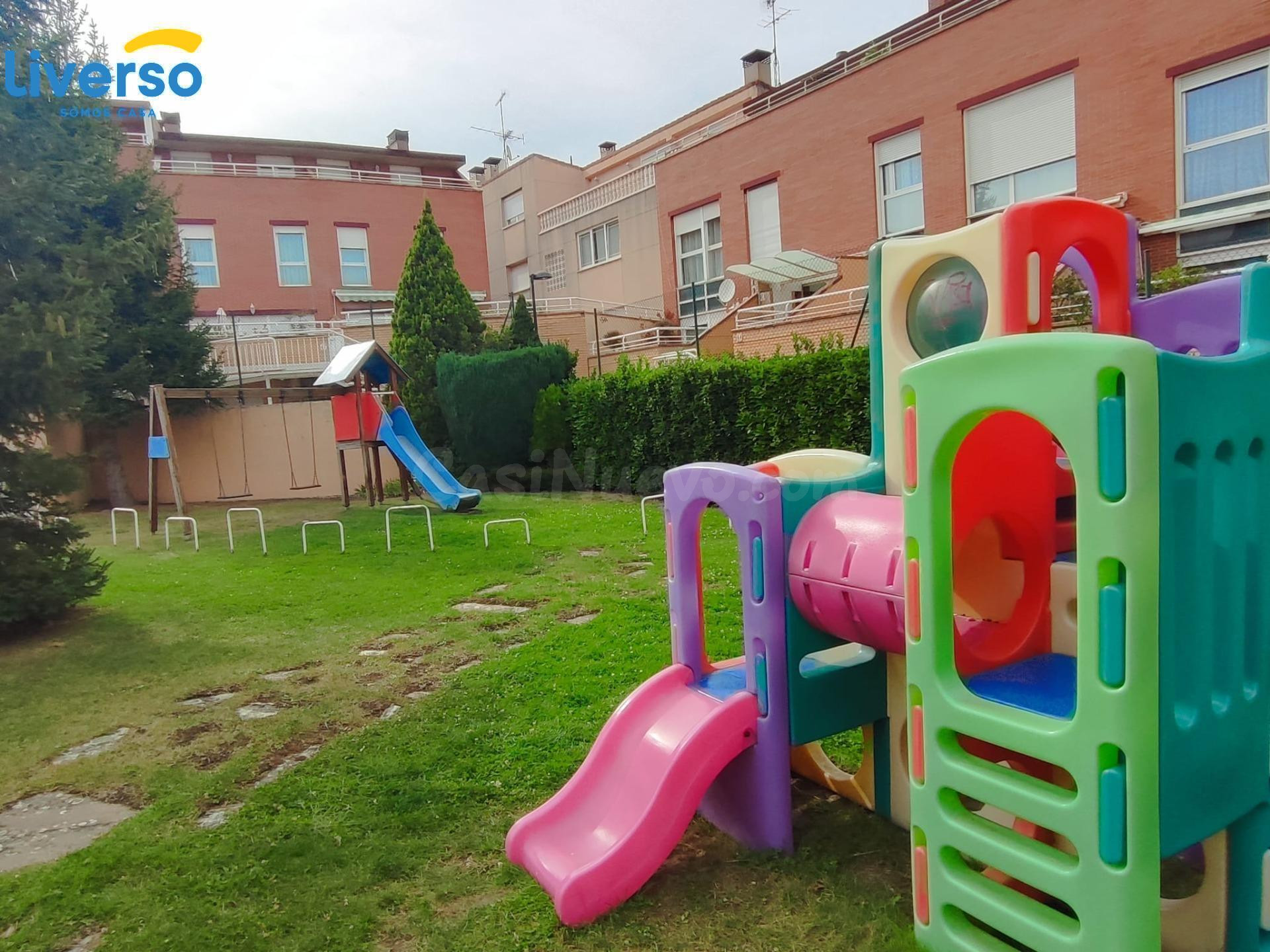 SE alquila espectacular piso en urbanización cerrada con pis - foto 3