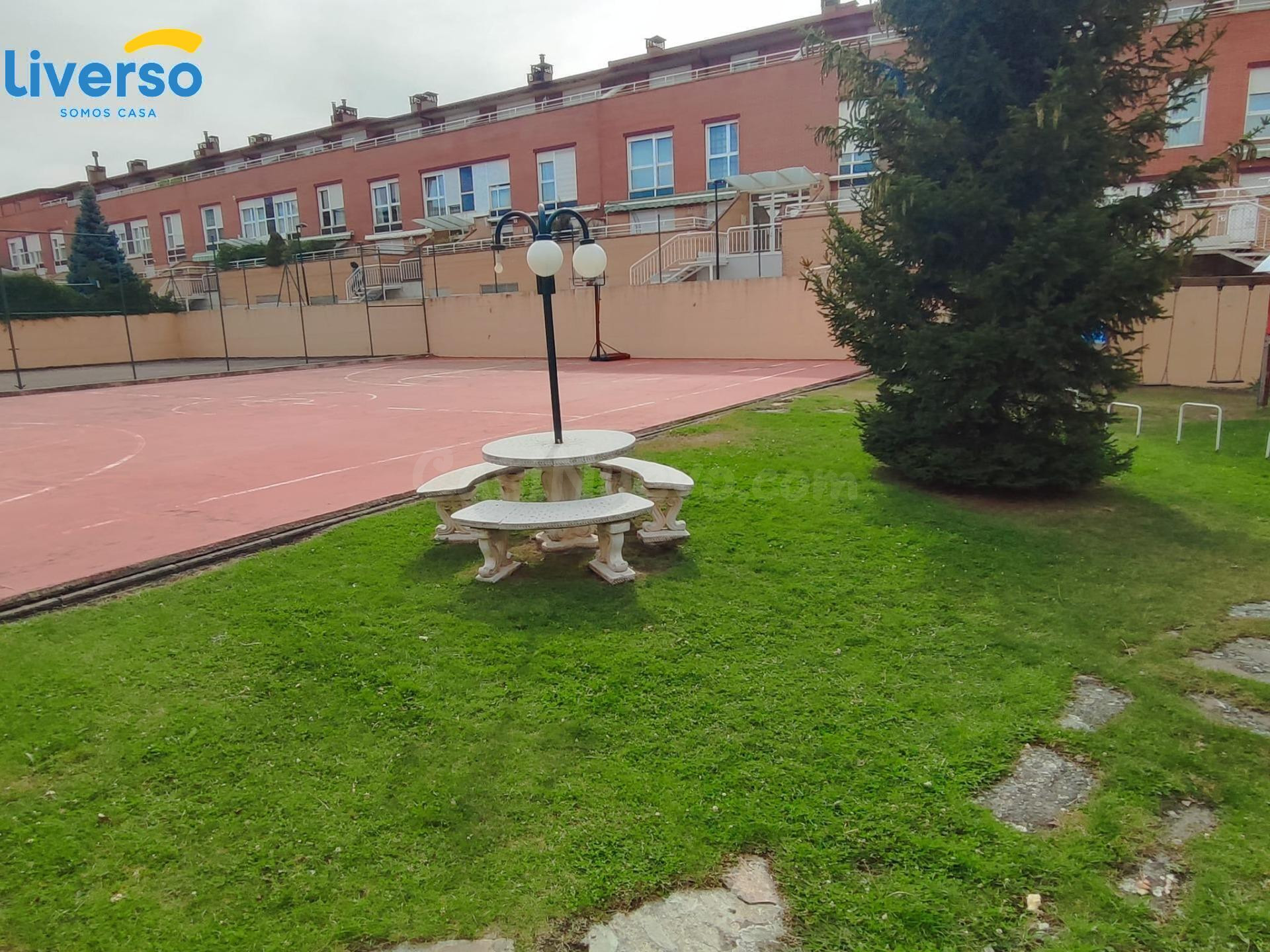 SE alquila espectacular piso en urbanización cerrada con pis - foto 4