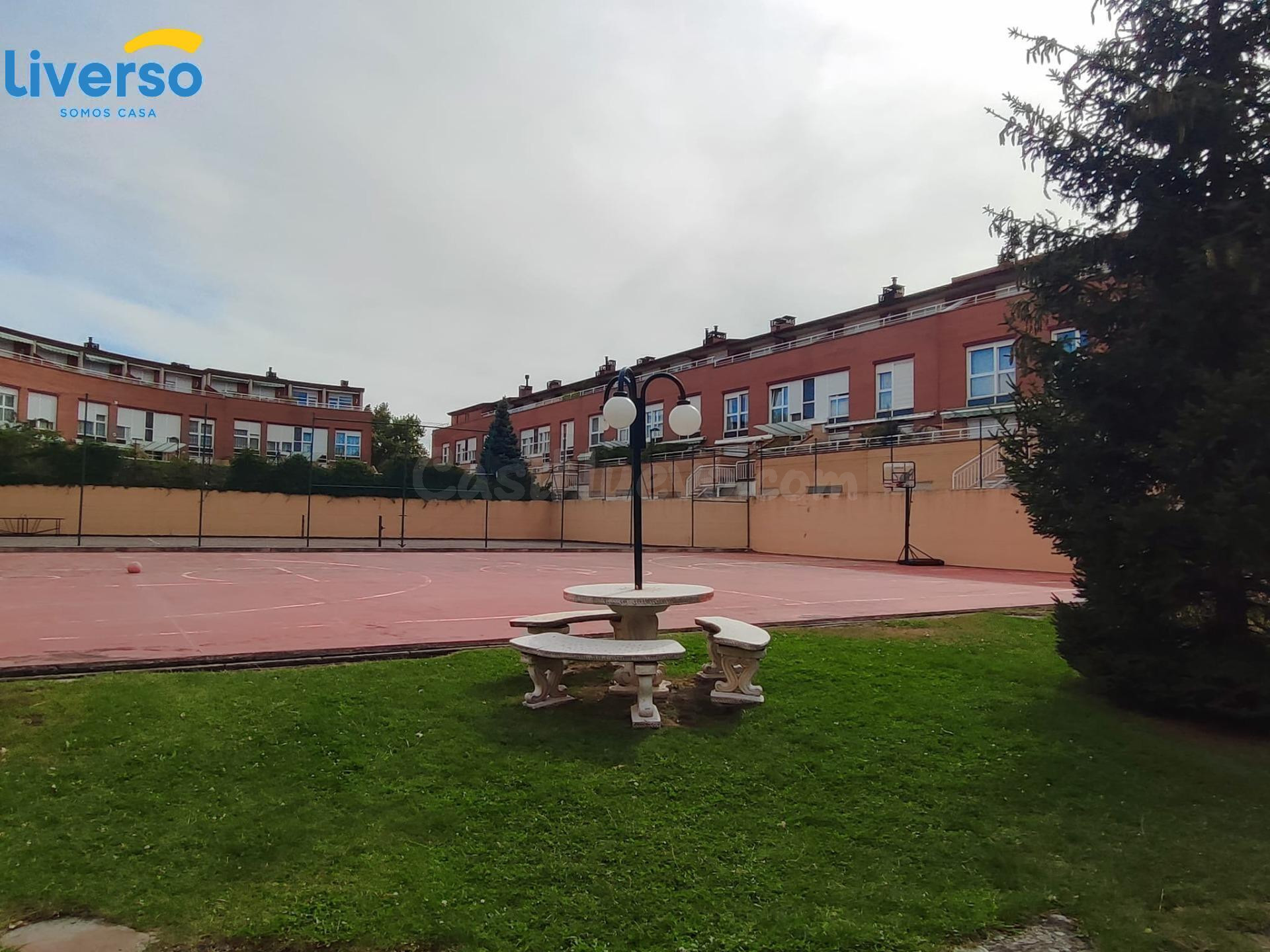 SE alquila espectacular piso en urbanización cerrada con pis - foto 5
