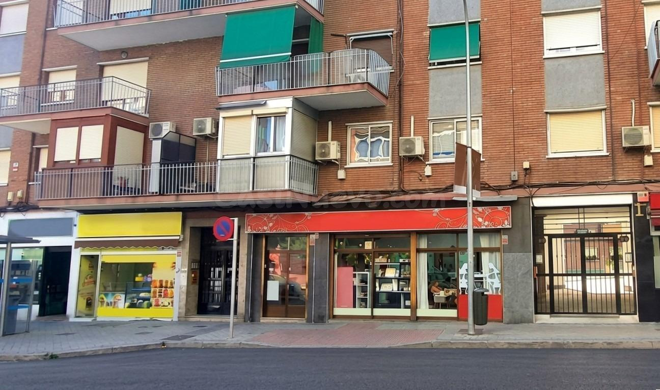 Se vende local comercial en la mejor zona de la calle Ocaña.