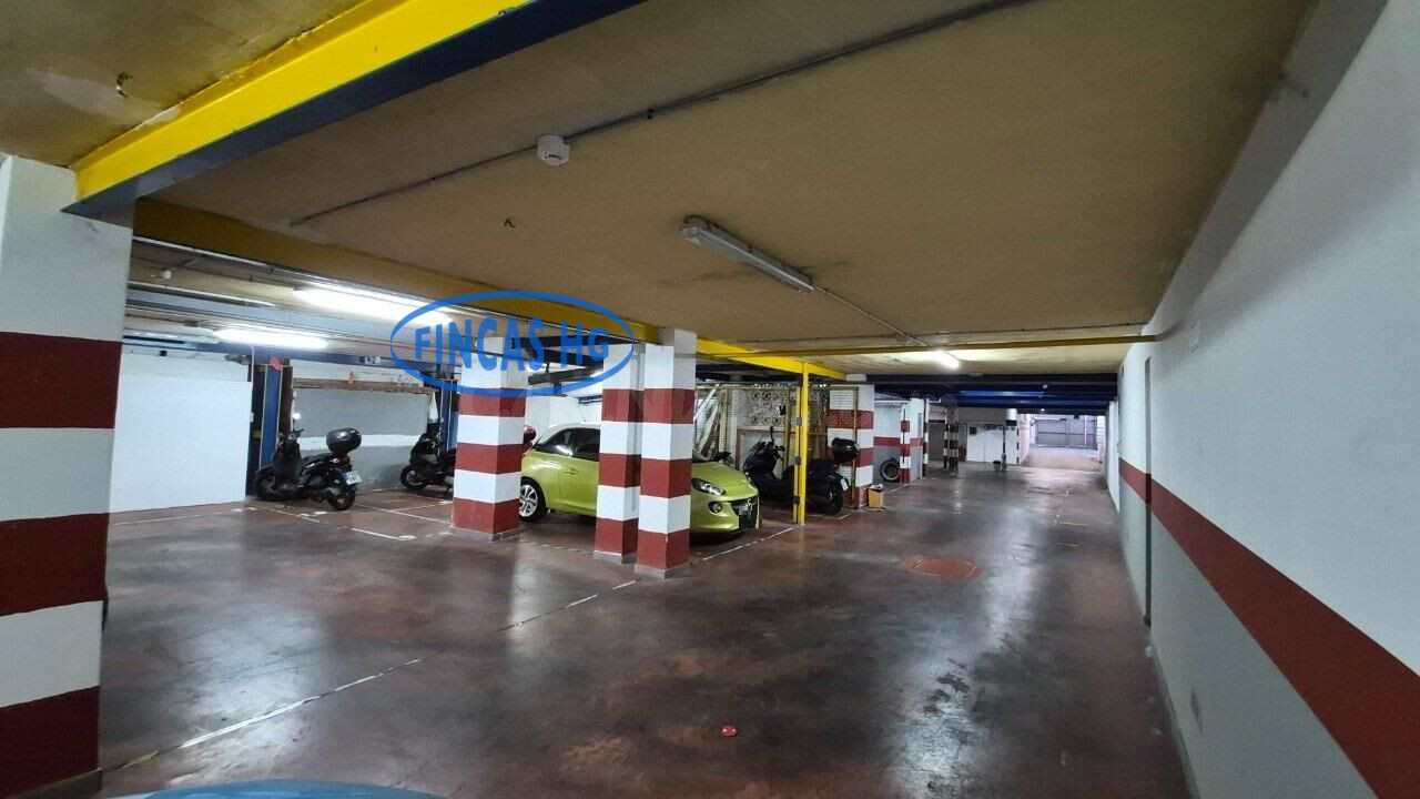 EXCLUSIVA. Amplio local comercial con vado permanente – Garaje para coches, motos y trasteros en San Blas