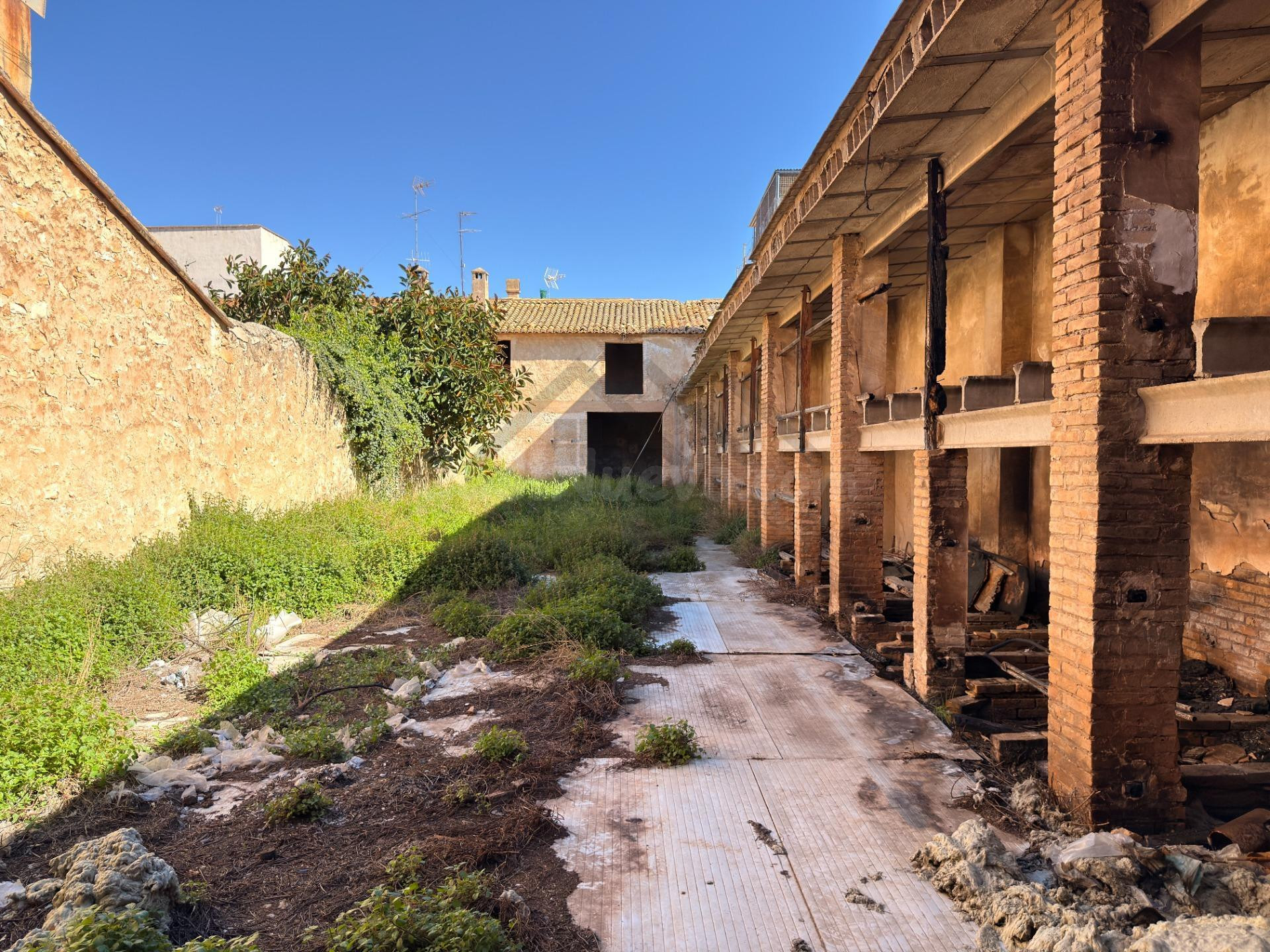 Parcela en el casco urbano del pueblo ideal para construir una casa.