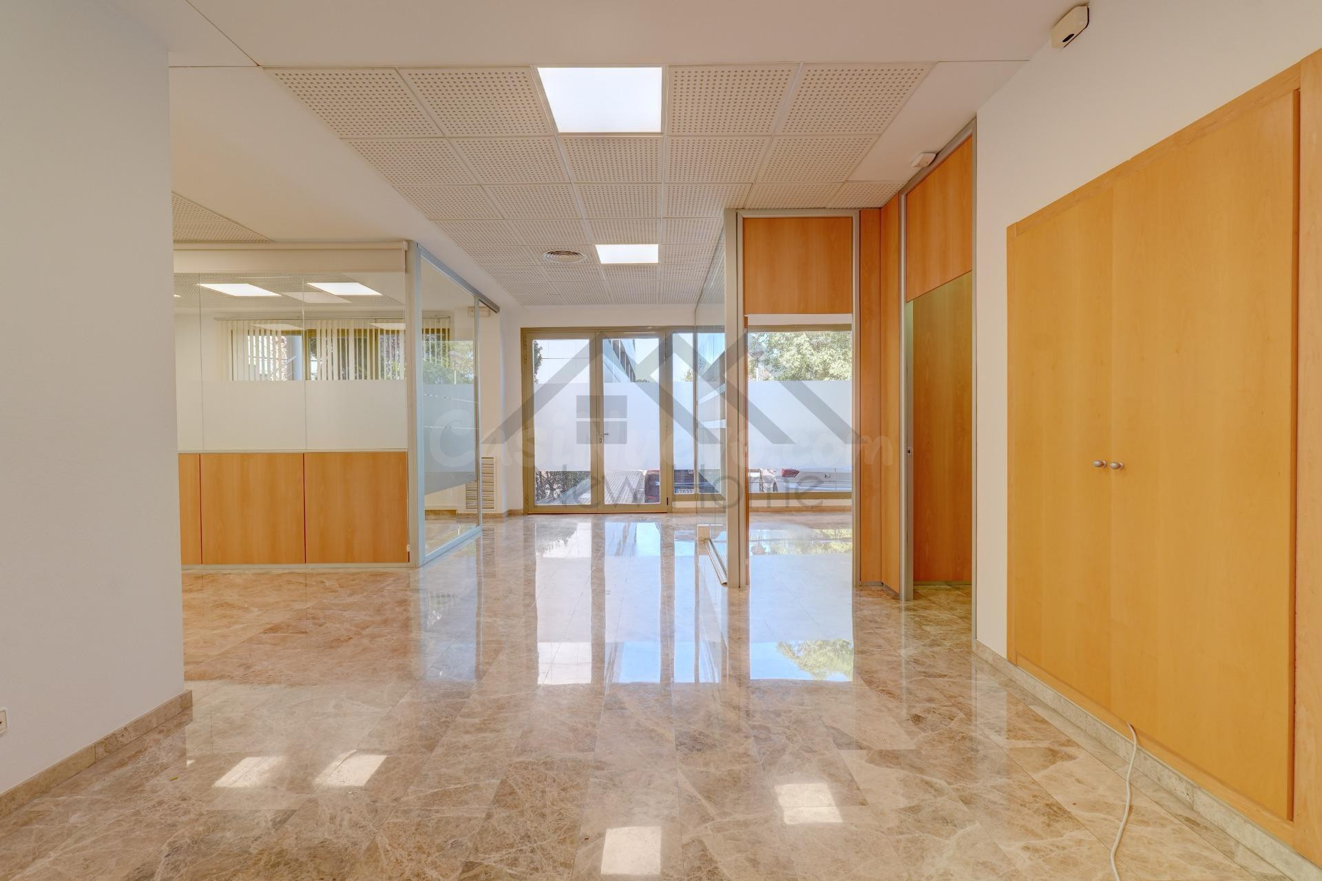 ✨ Tu oficina en el corazón empresarial de Valencia. Espaciosa, equipada y lista para recibir a tu equipo.