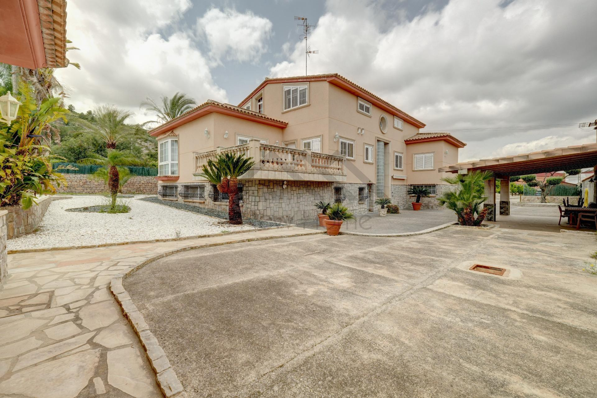 Vive la exclusividad y el confort en esta magnífica vivienda independiente.