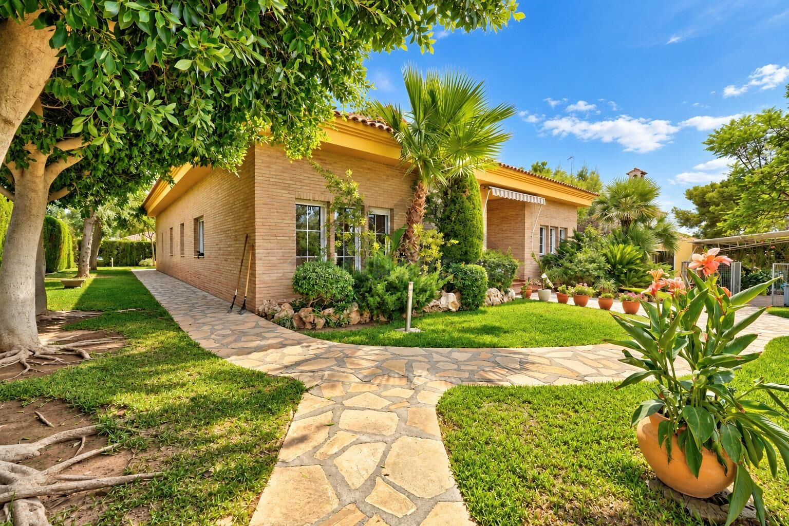 VILLA DE 366 M2 SOBRE MÁS DE 1.200 M2 DE PARCELA EN RASCANYA: ESPACIO, PRIVACIDAD Y VIDA AL AIRE LIBRE