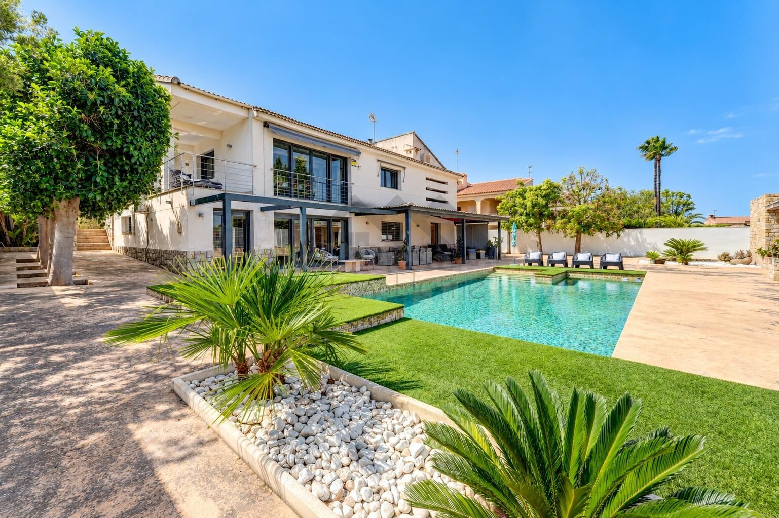 VILLA DE 547 M2 EN MONTECOLORADO: DOS VIVIENDAS, PISCINA, PISTA DE TENIS Y UN nivel DE CONFORT EXCEPCIONAL