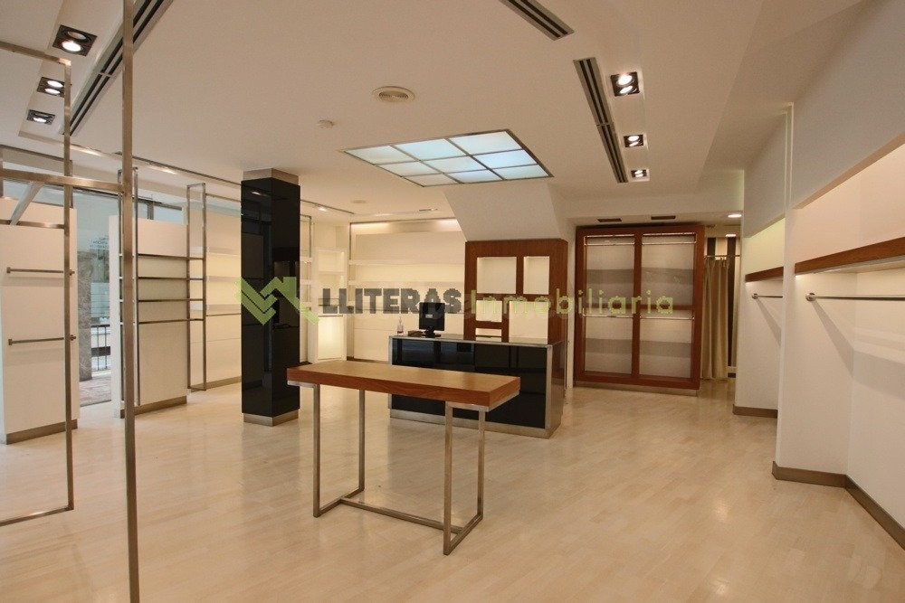 Amplio local comercial en centro de Inca