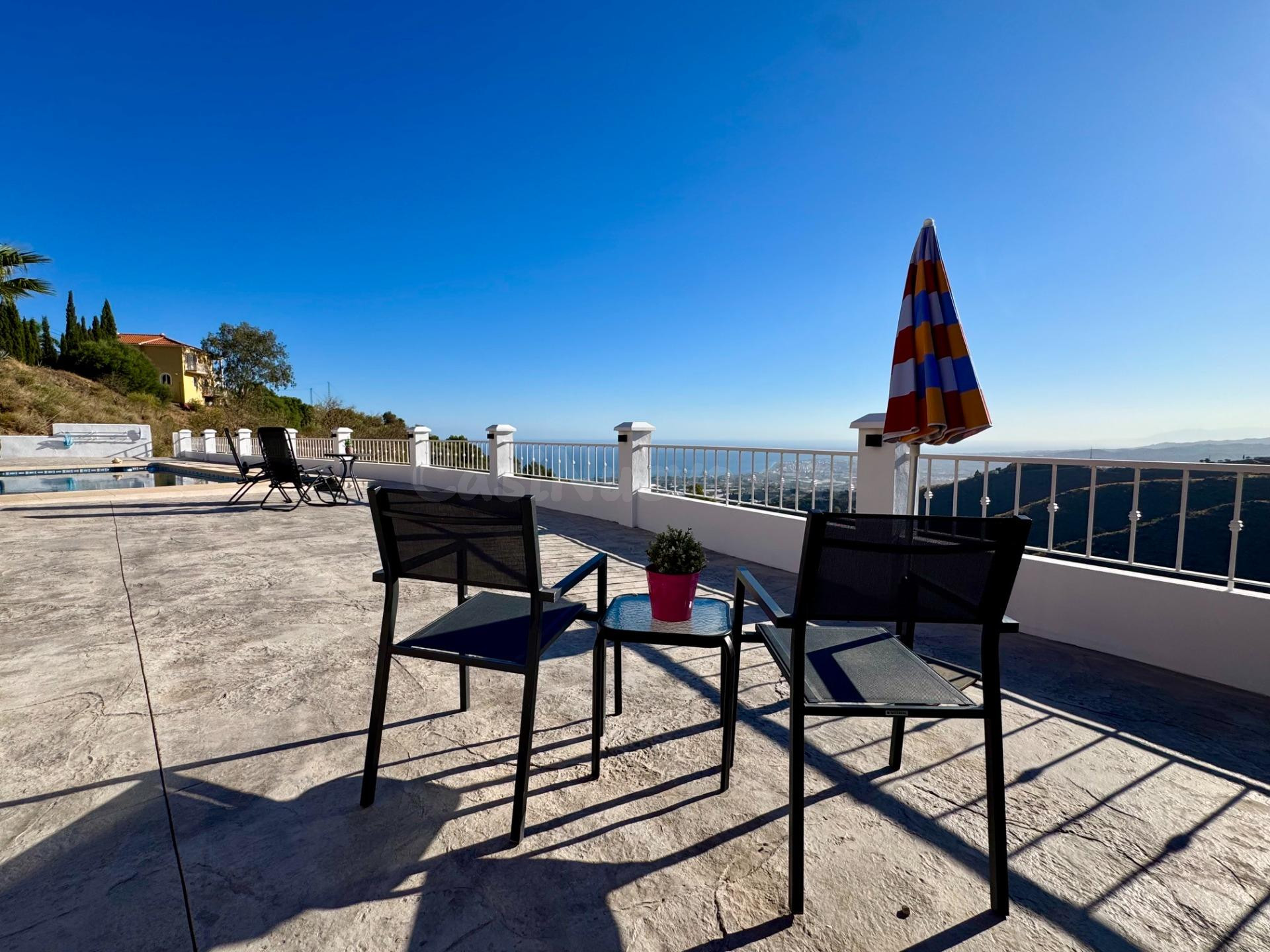 Vivir en el campo en un chalet moderno con vistas impresionantes al mar