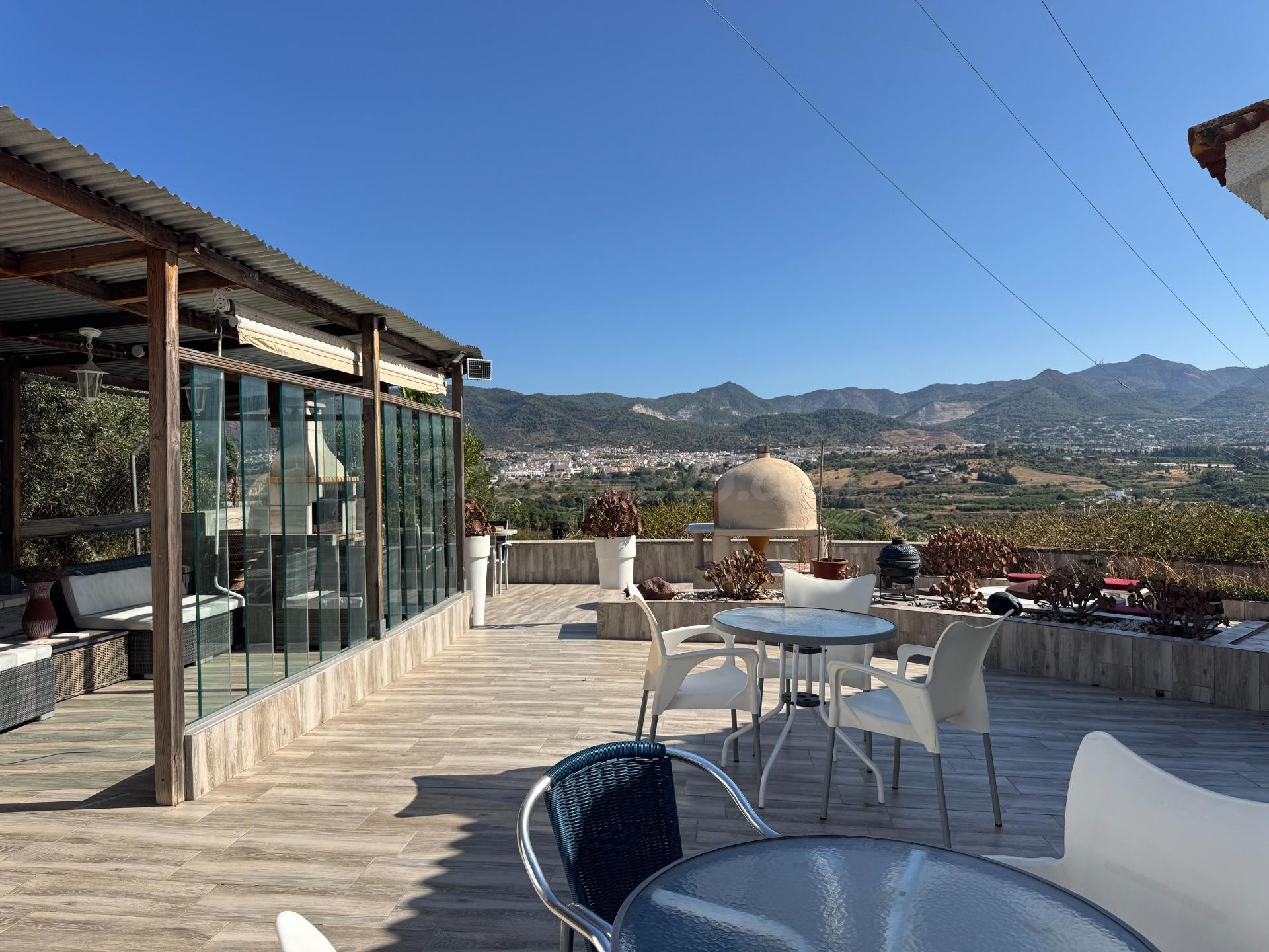Vistas panorámicas: Finca privada con tres viviendas, piscina y gran potencial de ampliación y de negocio