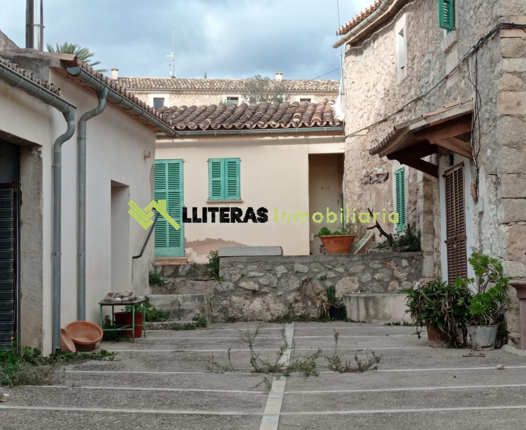 Casa de pueblo con carácter mallorquín y gran potencial en Selva