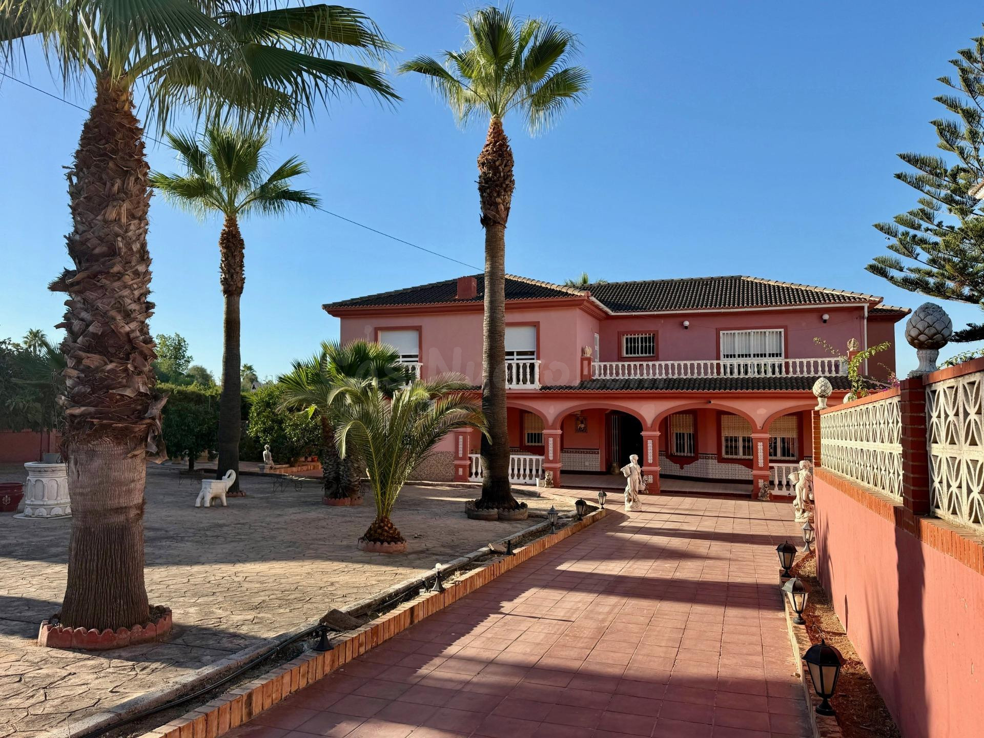 IMPRESIONANTE Y LUMINOSA VILLA DE 7 DORMITORIOS EN LA MEJOR ZONA DE PINOS DE ALHAURÍN