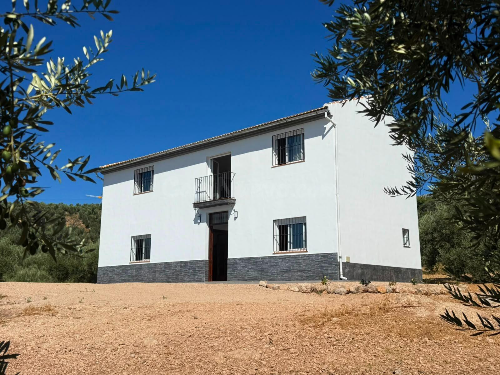 Casa de campo de obra nueva con 140 olivos en producción, documentación en regla y vistas al Torcal y mar